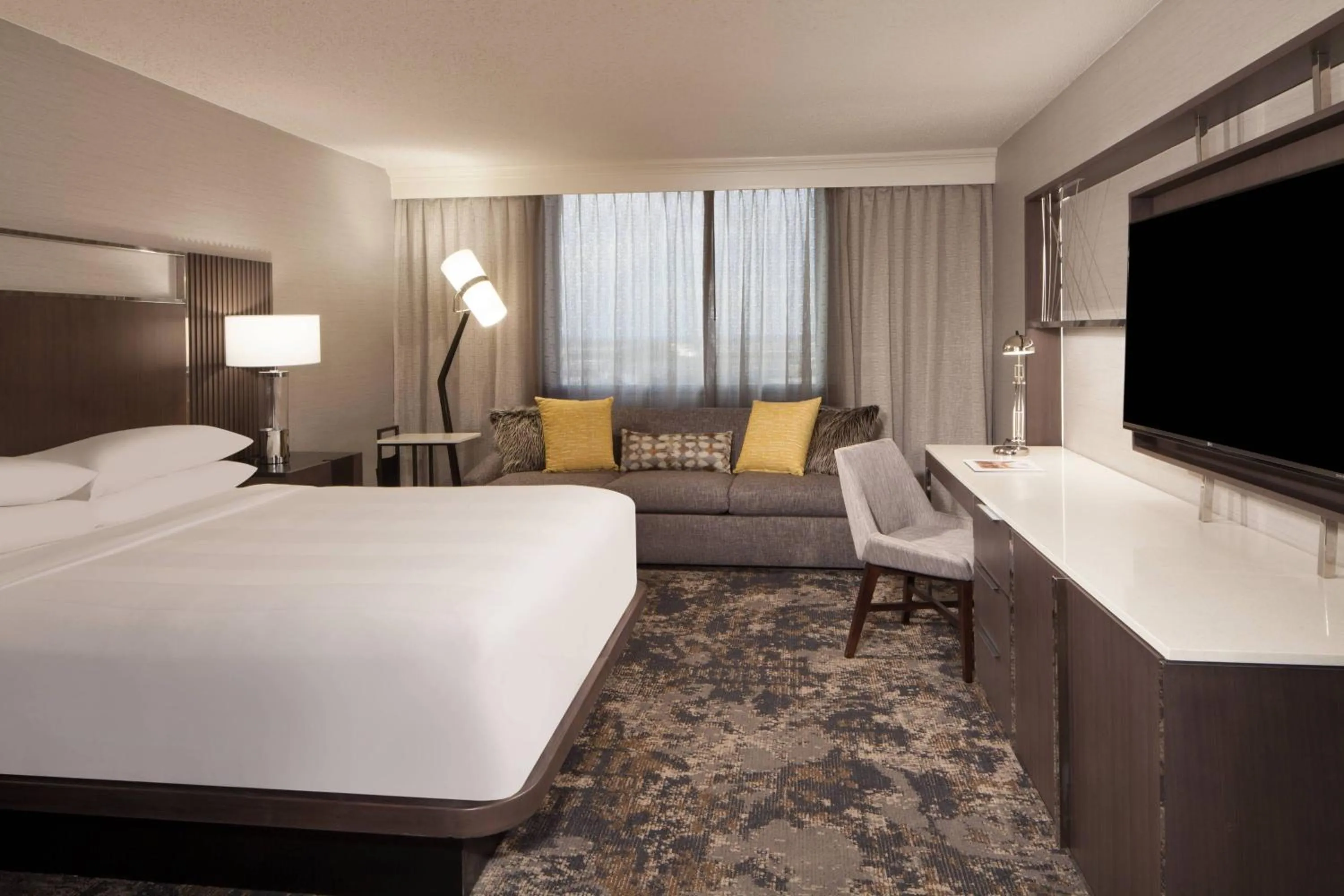 Photo of the whole room, Bed in Dallas/Fort Worth Airport Marriott