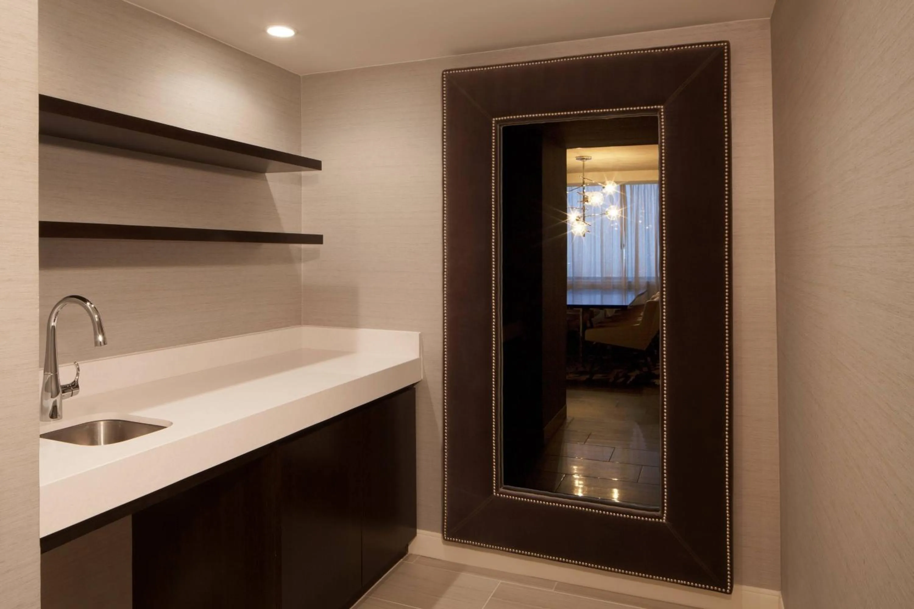 Photo of the whole room in Dallas/Fort Worth Airport Marriott