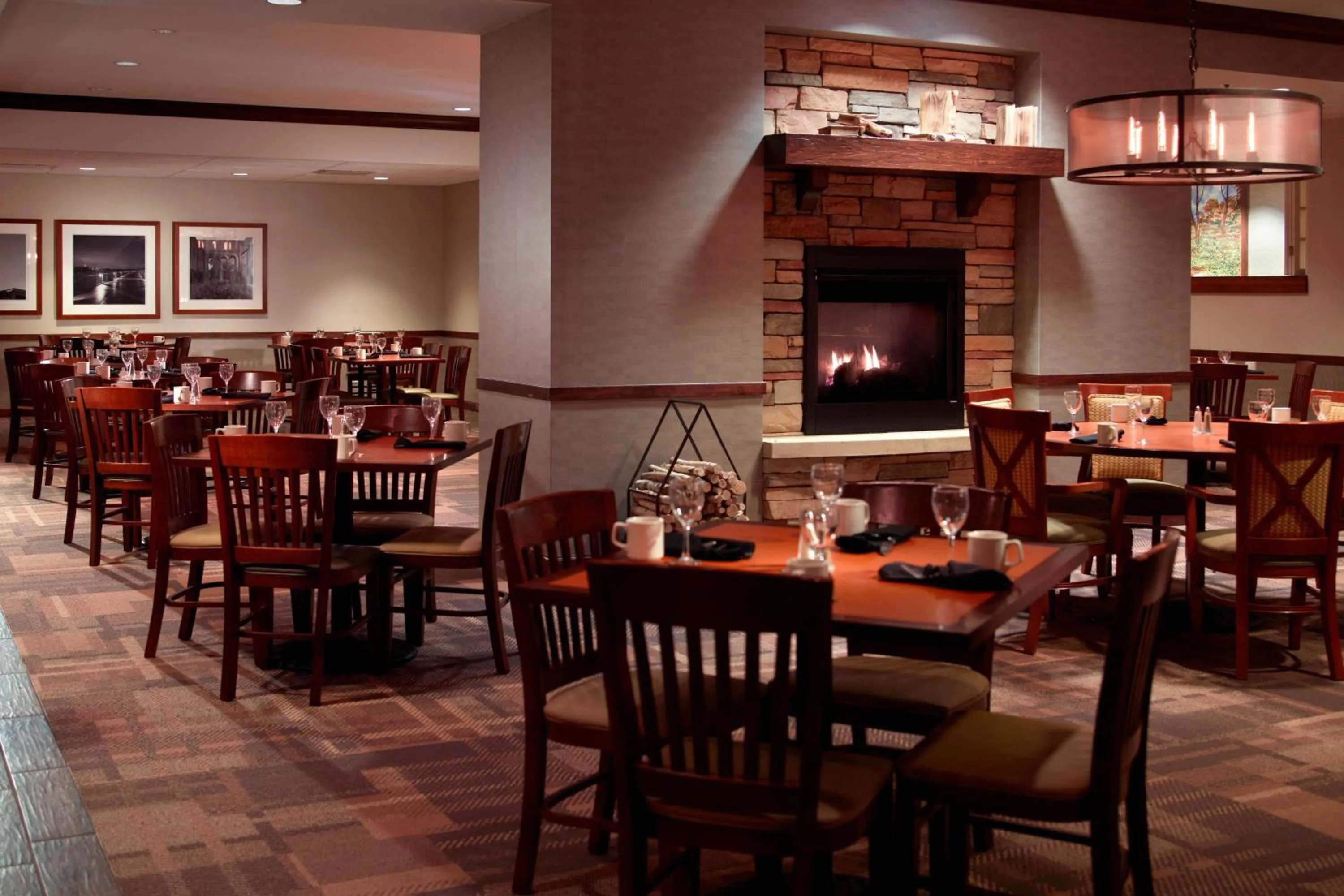 Restaurant/places to eat in Des Moines Marriott Downtown