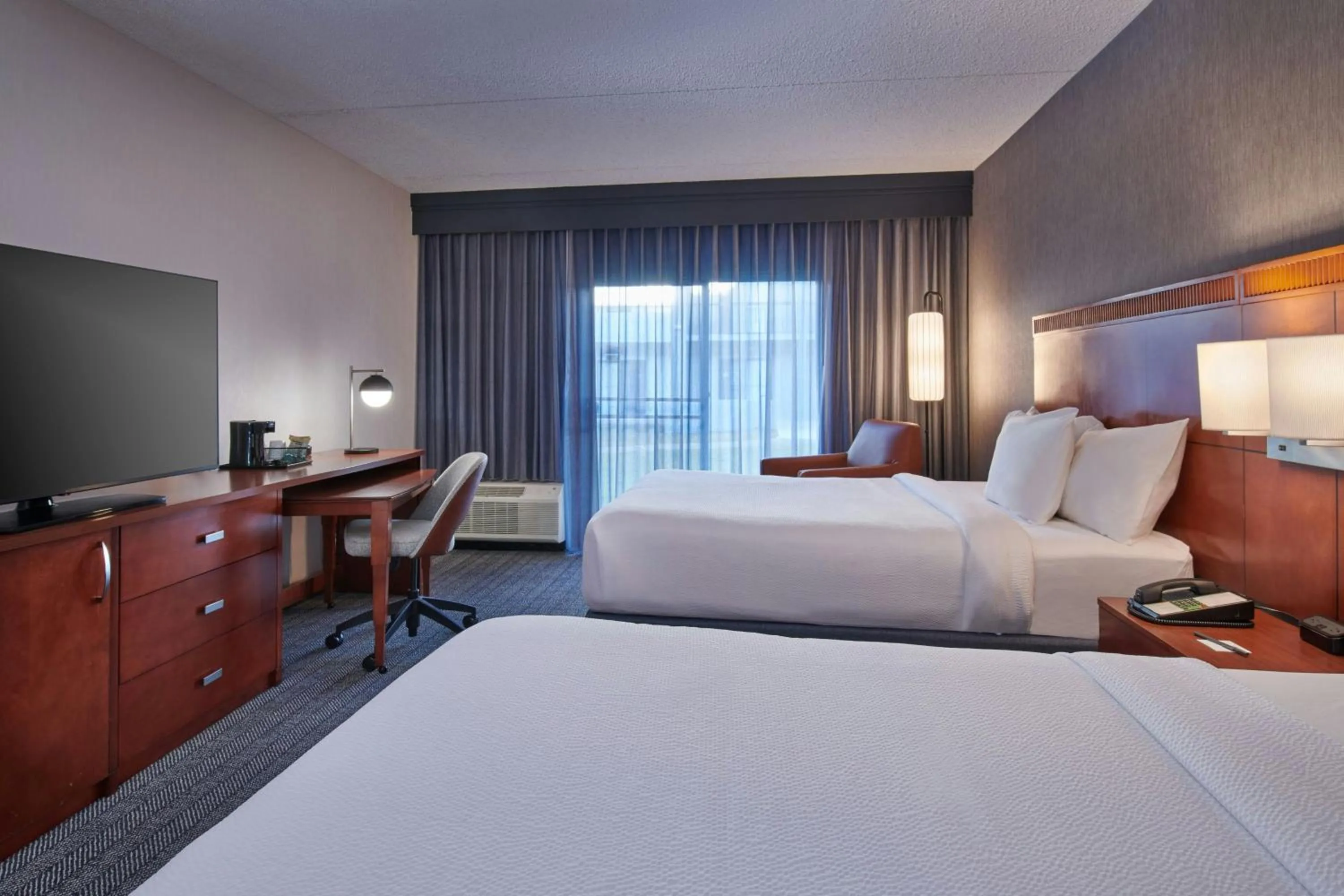 Photo of the whole room, Bed in Courtyard Detroit Metro Airport Romulus