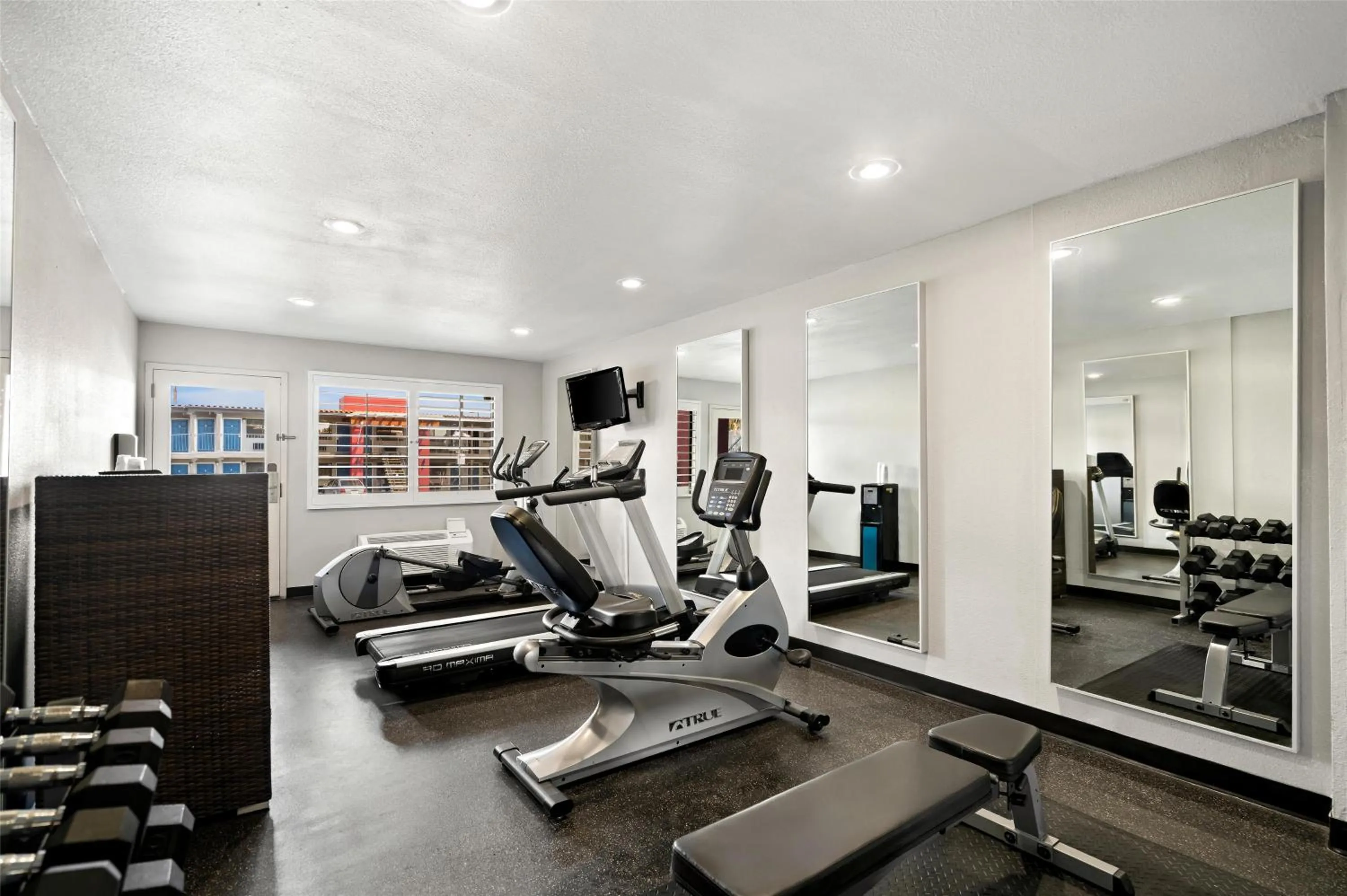 Fitness centre/facilities in Best Western Desert Villa Inn