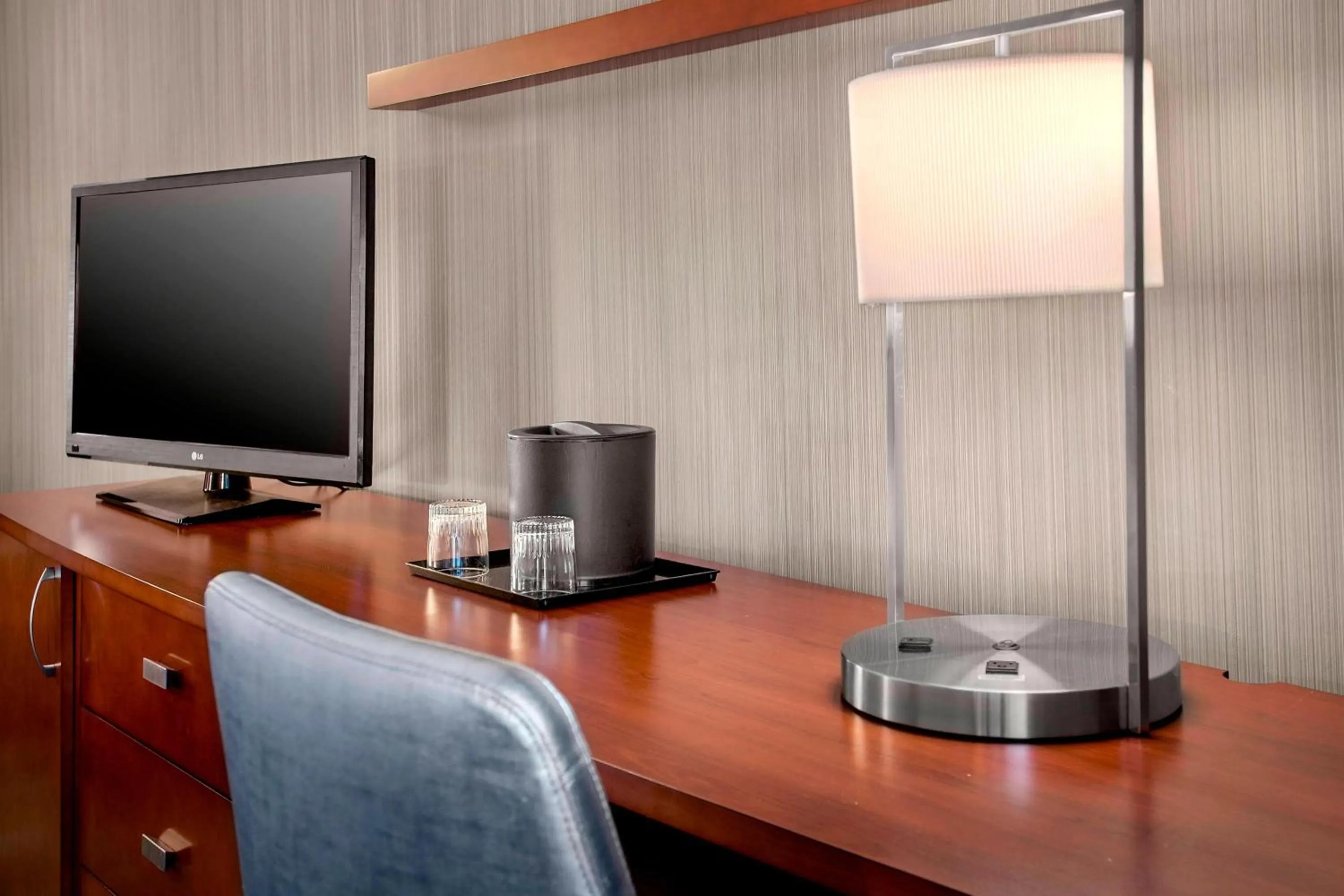 Photo of the whole room in Courtyard Parsippany