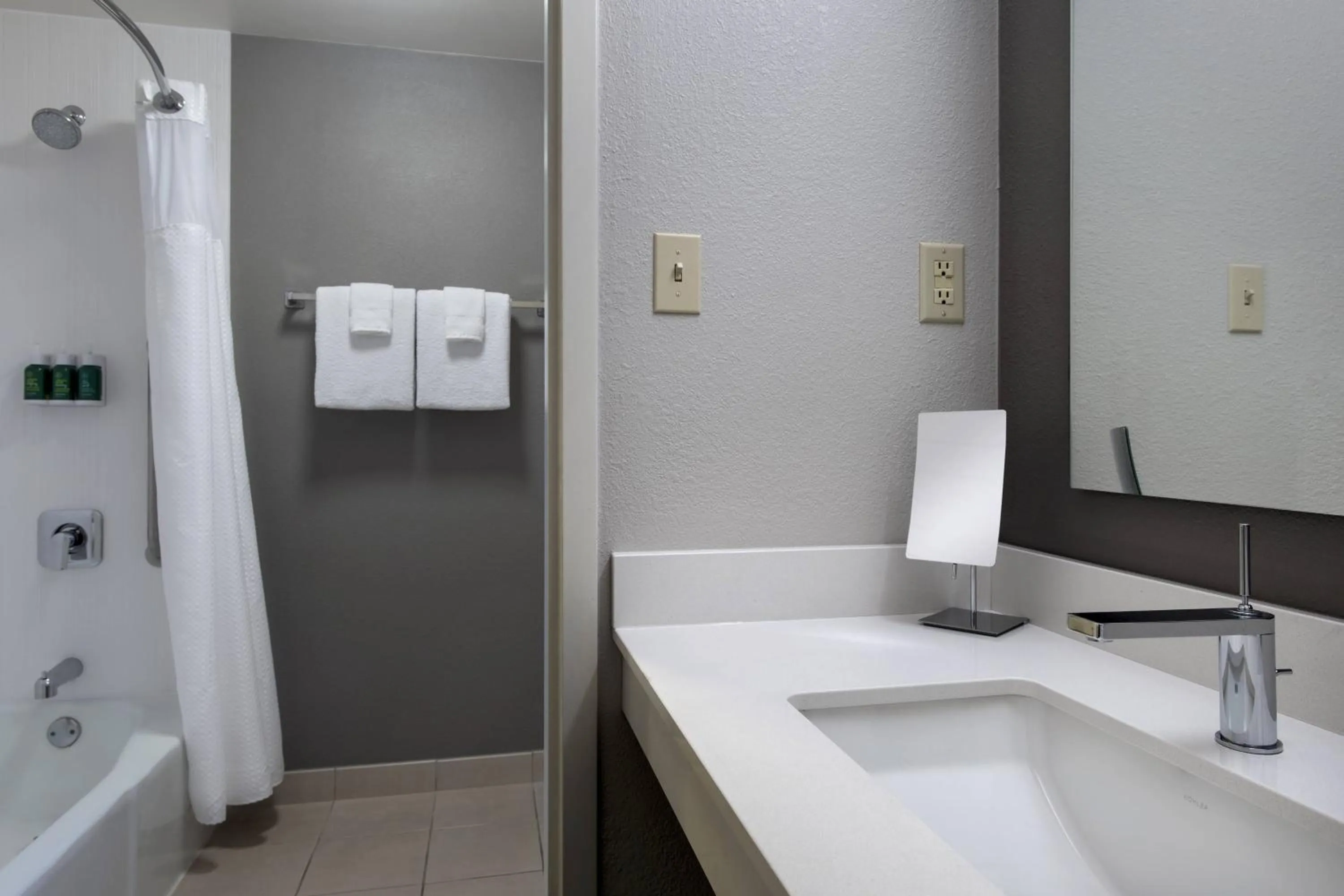 Bathroom in Courtyard by Marriott Lincroft Red Bank