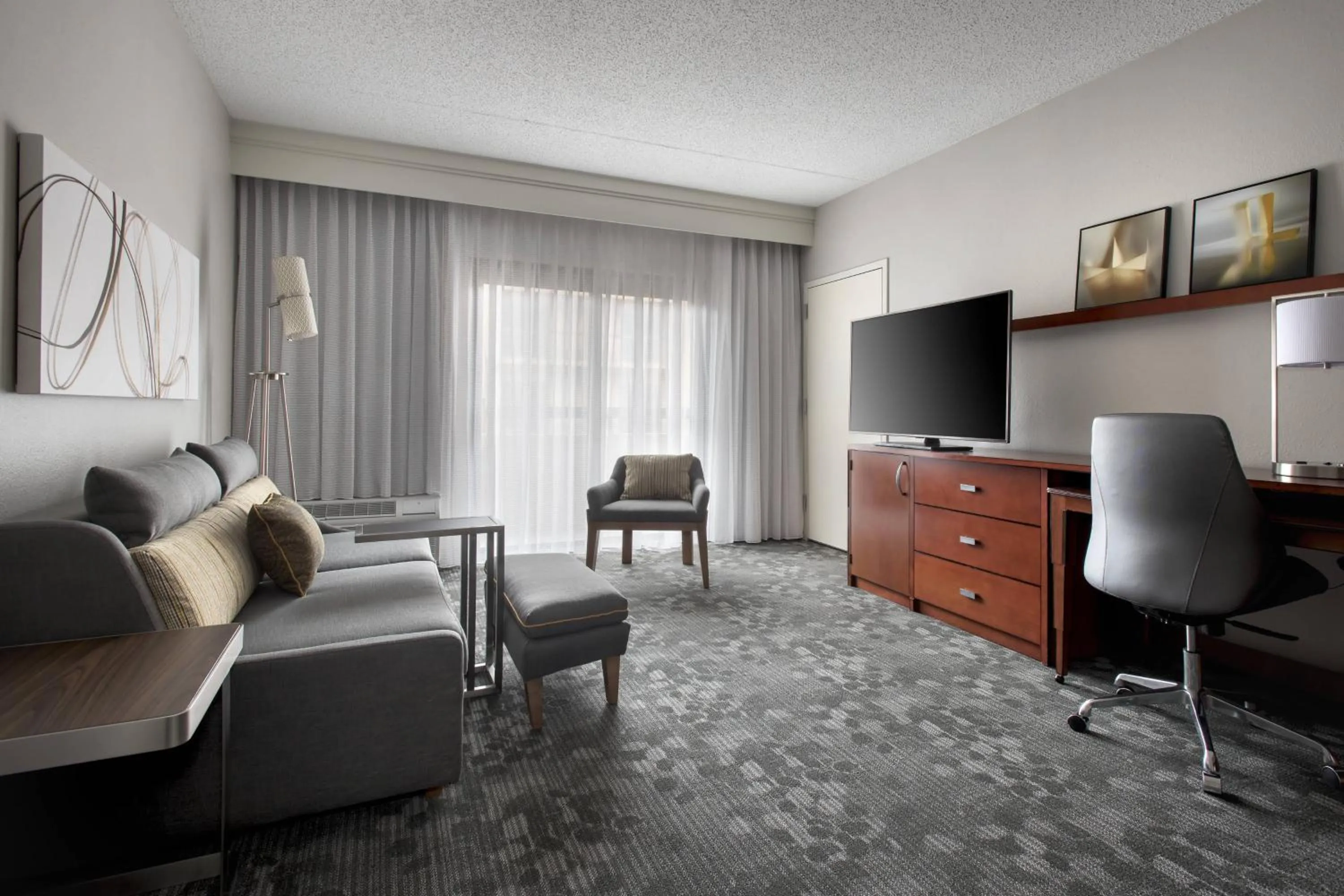 Living room in Courtyard by Marriott Lincroft Red Bank