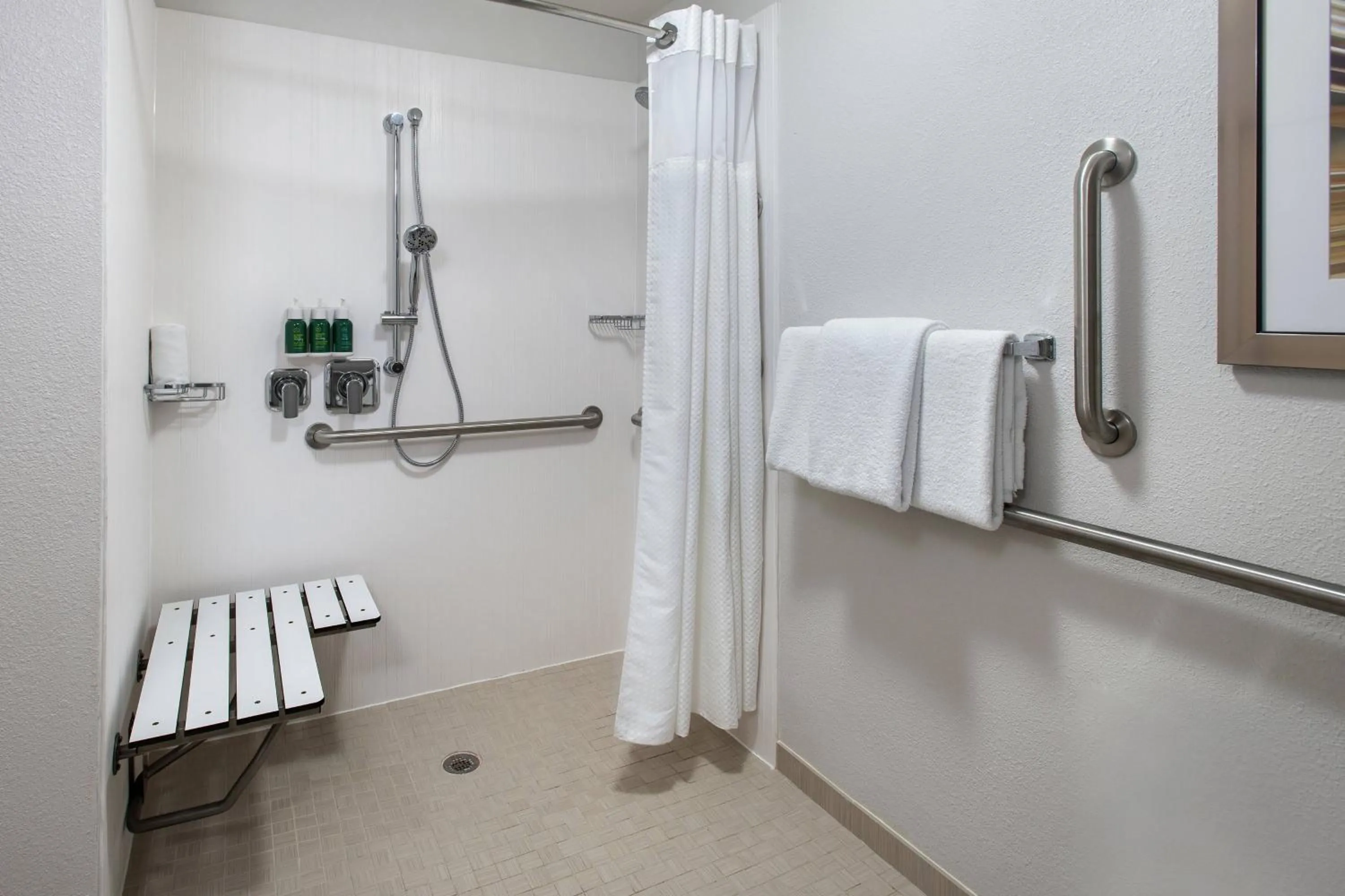 Bathroom in Courtyard by Marriott Lincroft Red Bank