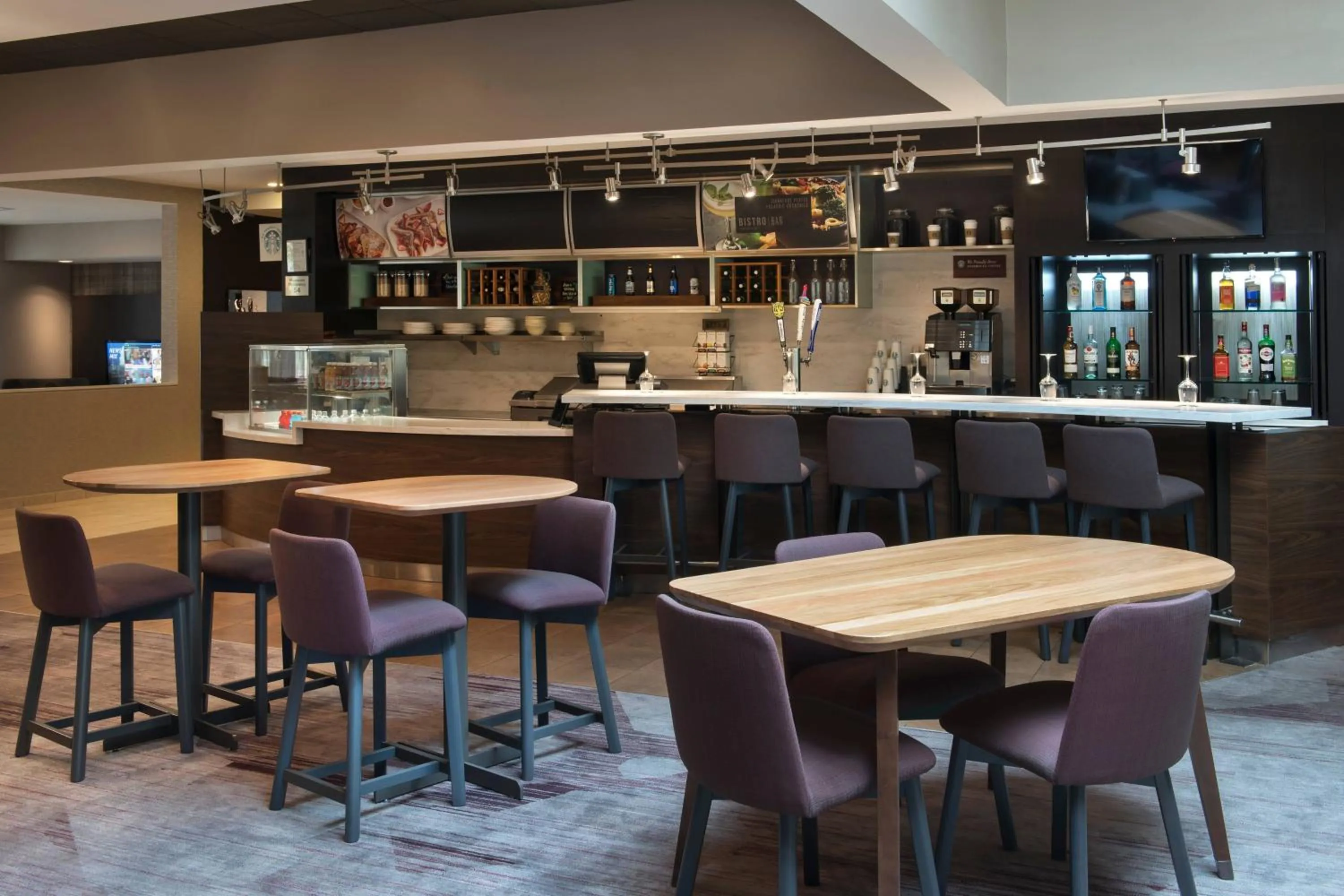 Restaurant/places to eat in Courtyard by Marriott Lincroft Red Bank