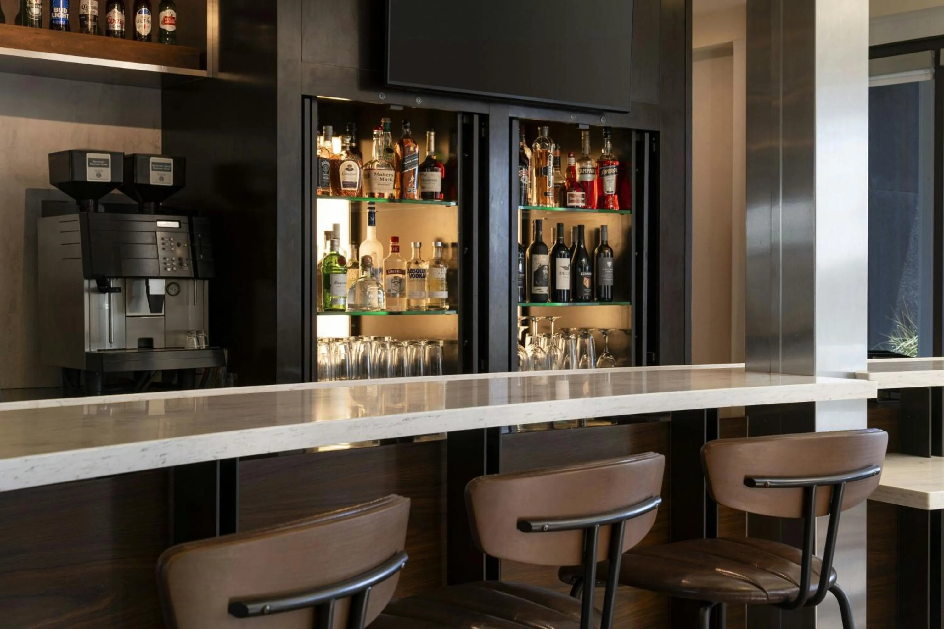 Lounge or bar in Courtyard by Marriott Fresno
