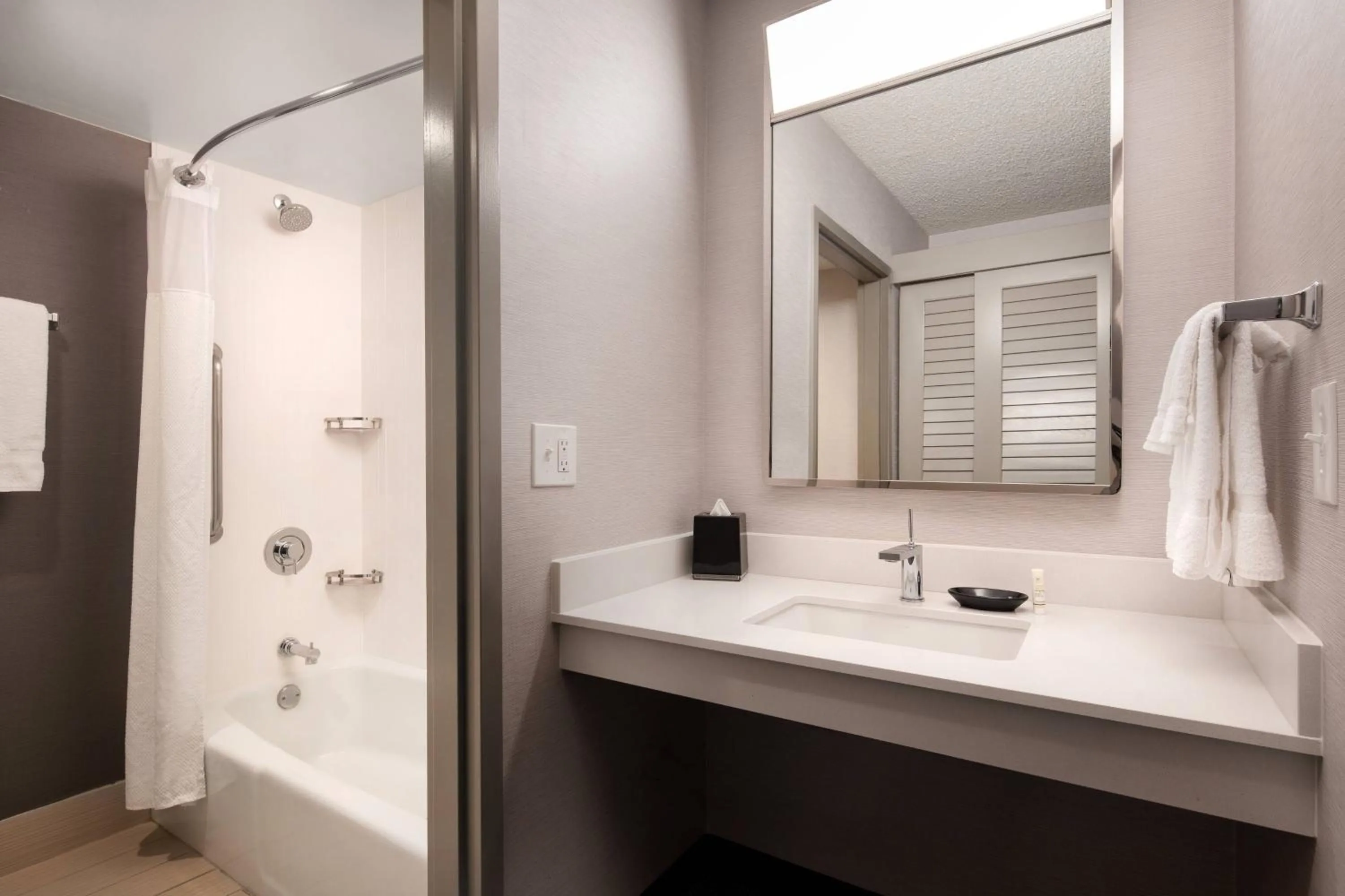 Bathroom in Courtyard by Marriott Fresno