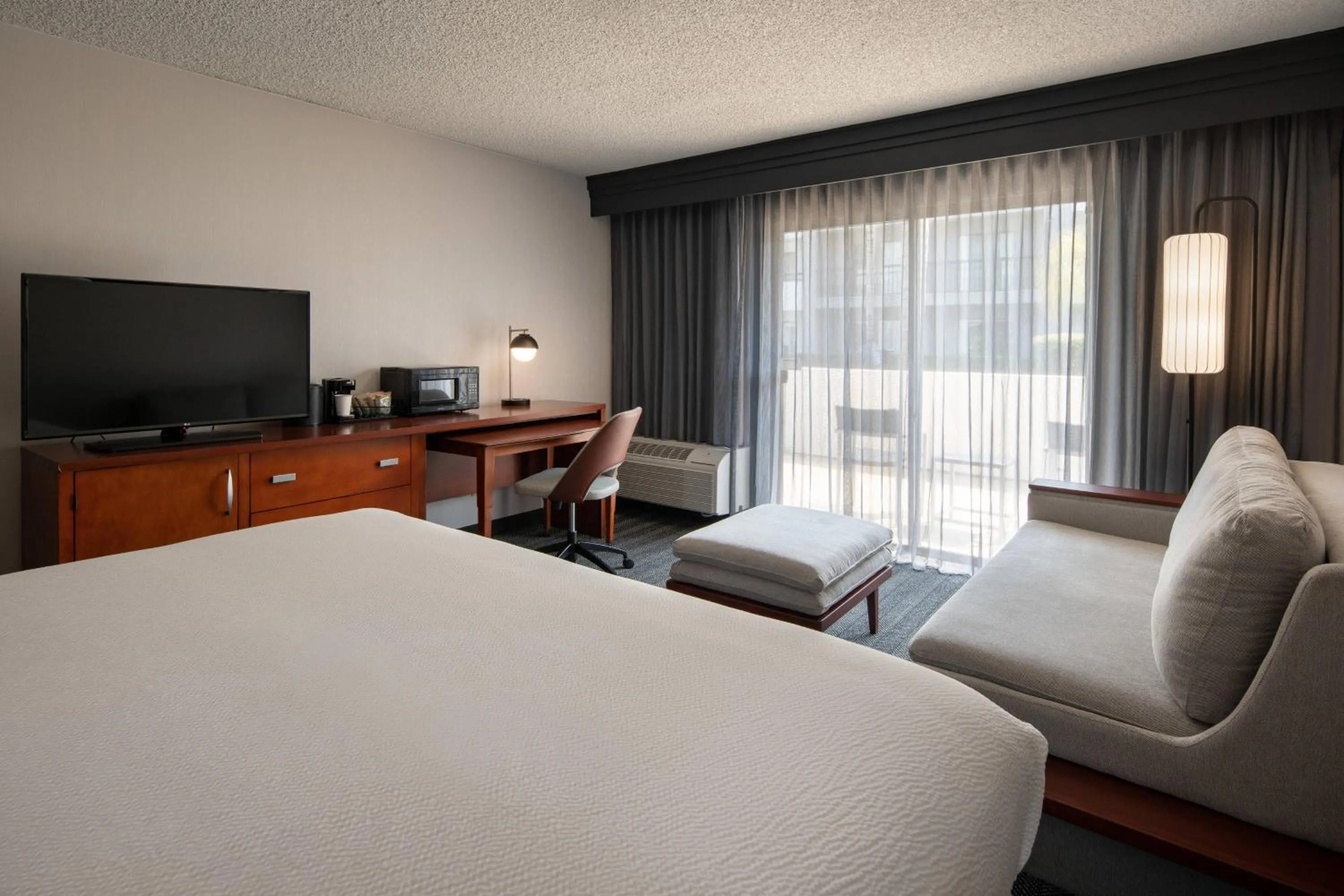 Photo of the whole room, Bed in Courtyard by Marriott Fresno