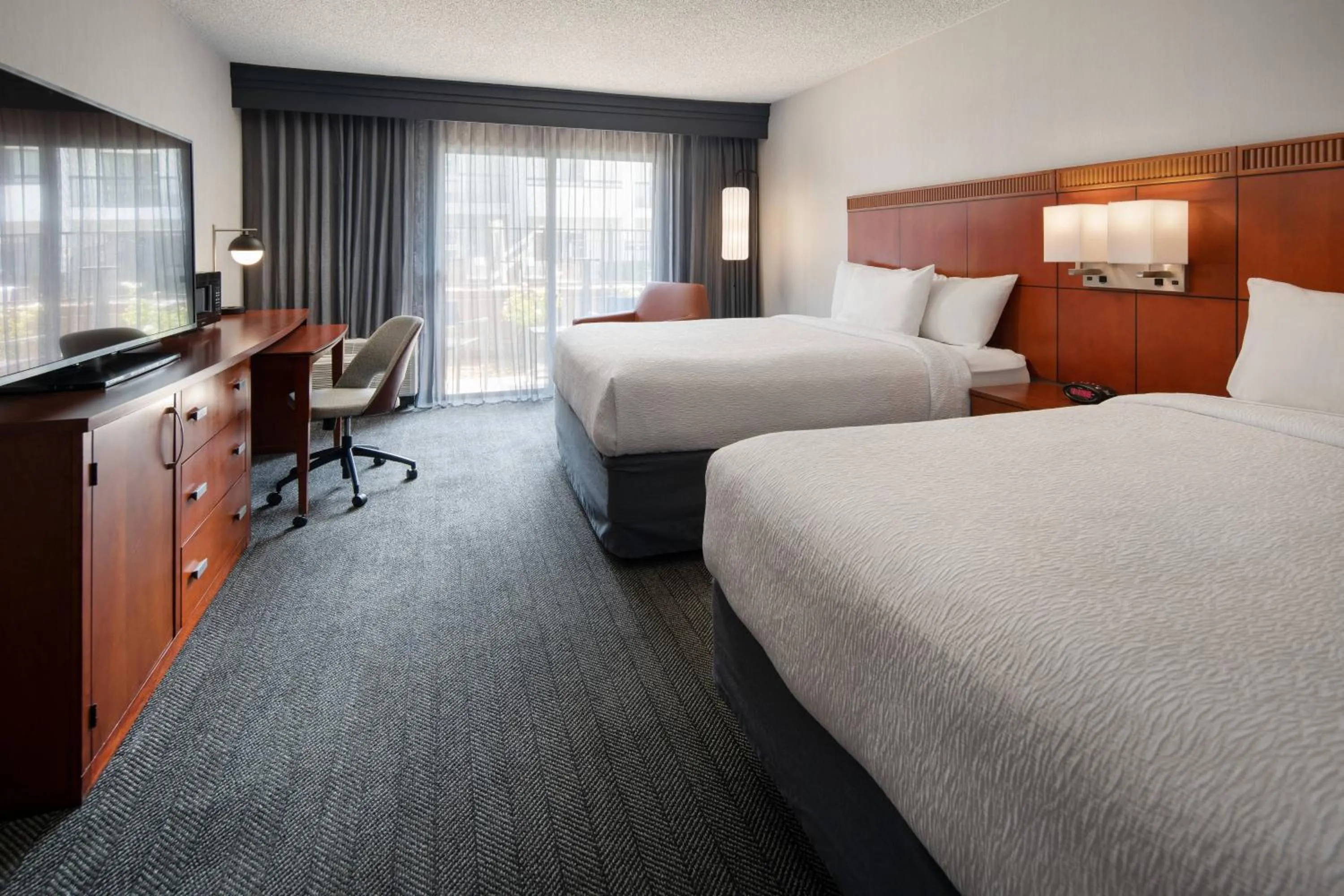Photo of the whole room, Bed in Courtyard by Marriott Fresno