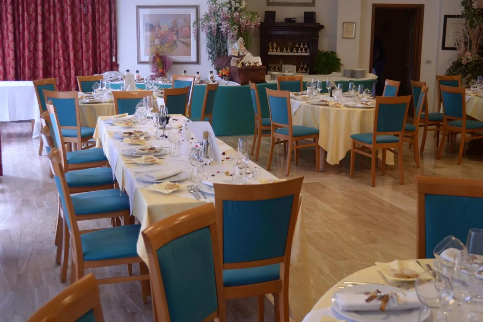 Restaurant/places to eat in Hotel La Carica