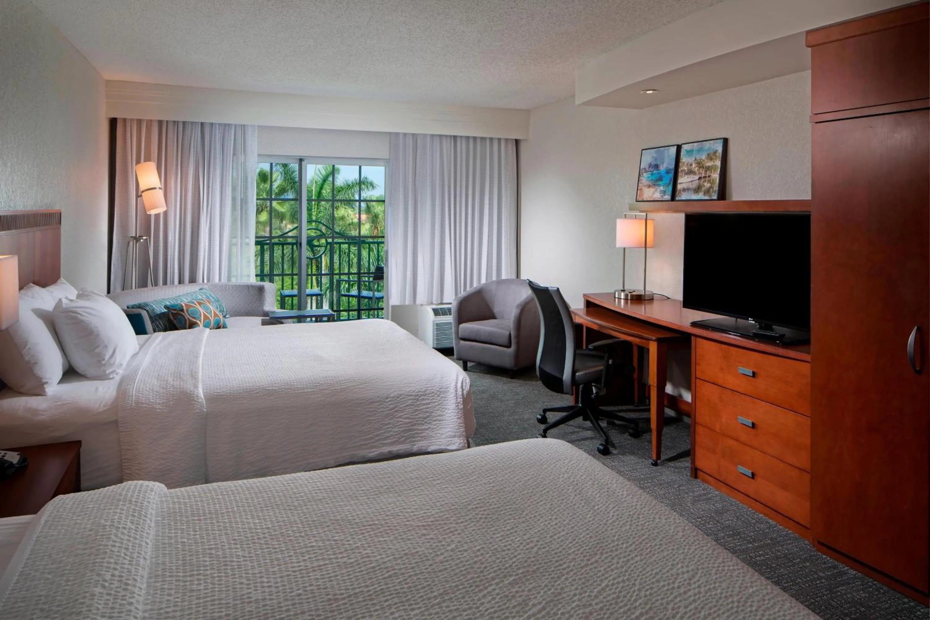 Photo of the whole room, Bed in Courtyard by Marriott Fort Lauderdale Airport & Cruise Port