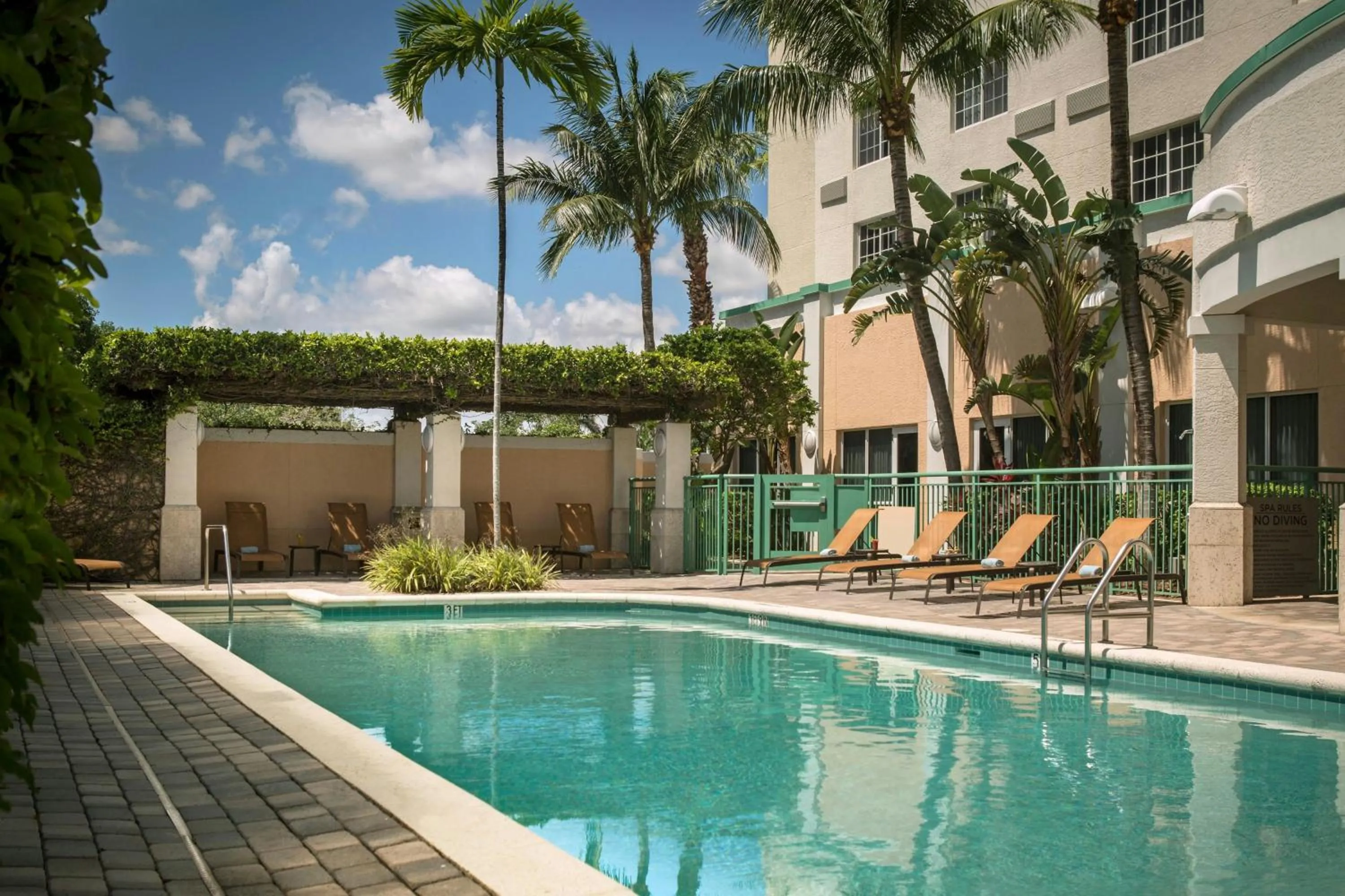 Swimming pool in Courtyard by Marriott Fort Lauderdale Airport & Cruise Port