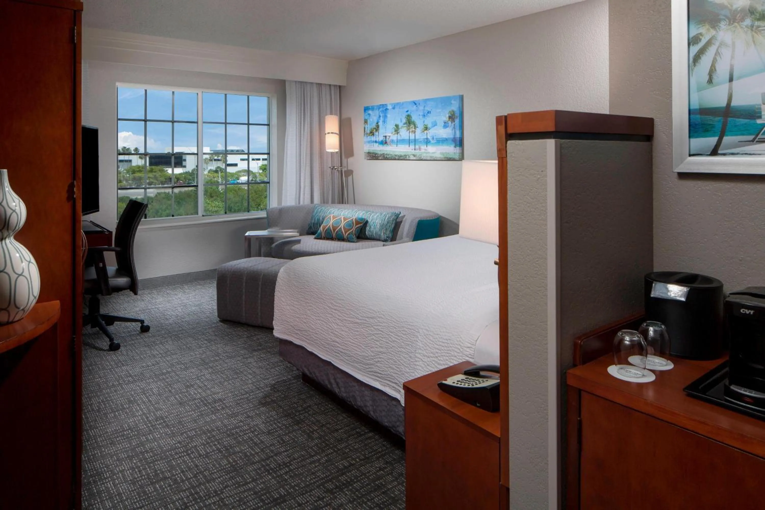 Photo of the whole room, Bed in Courtyard by Marriott Fort Lauderdale Airport & Cruise Port