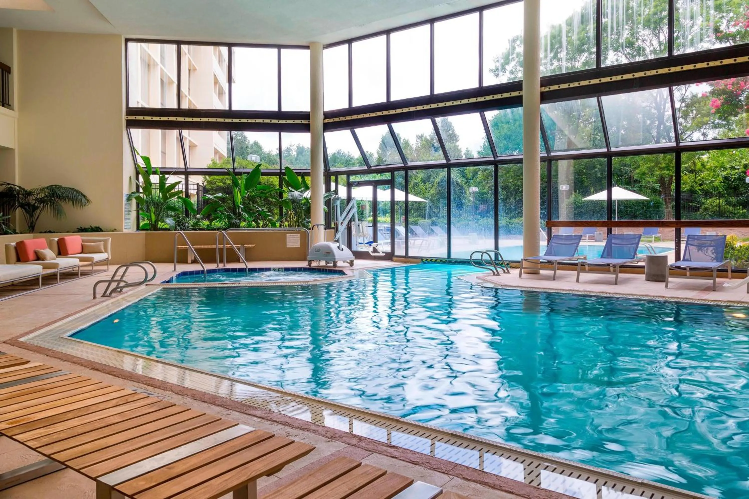 Swimming pool in Greensboro-High Point Marriott Airport