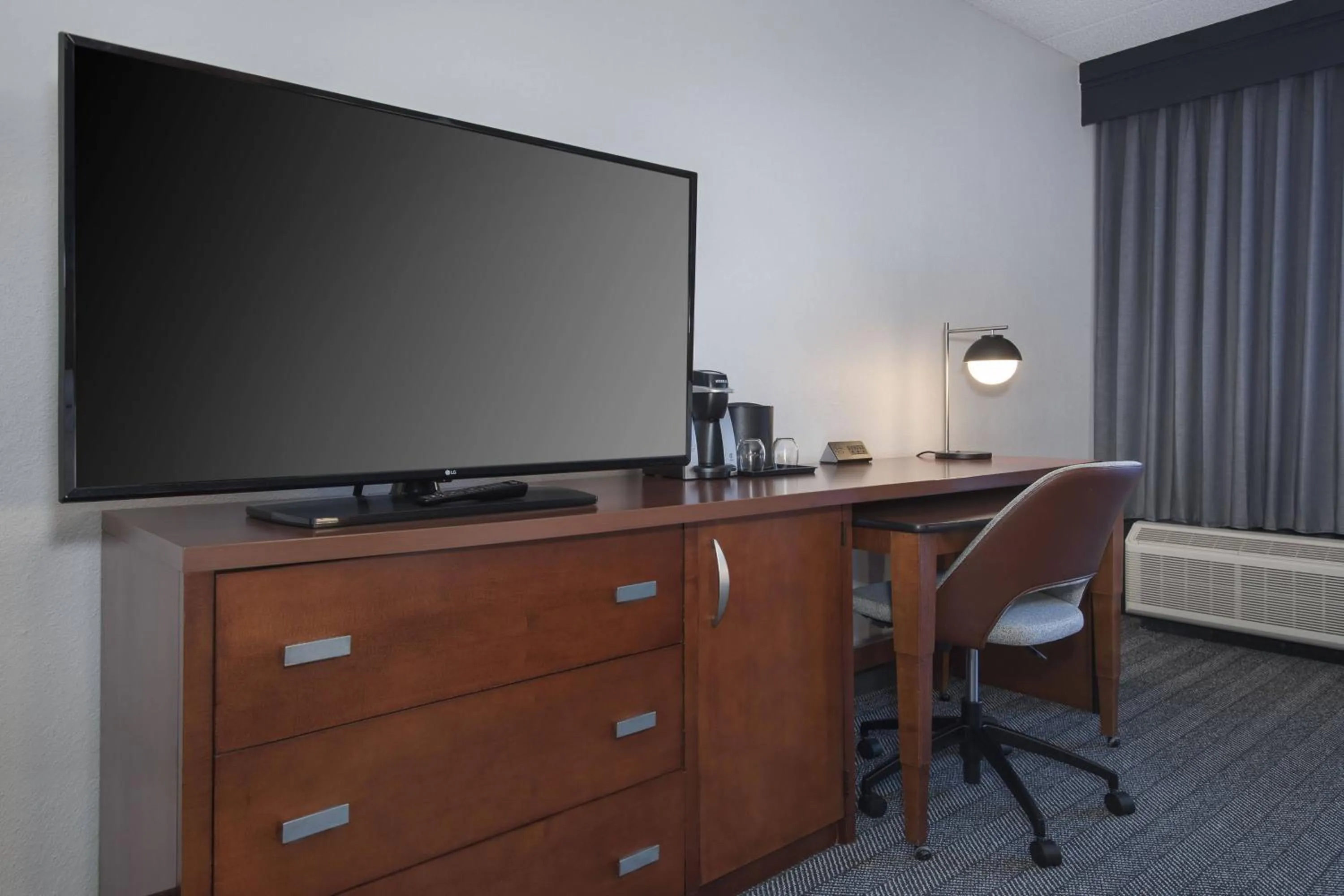 Photo of the whole room in Courtyard by Marriott Norwalk