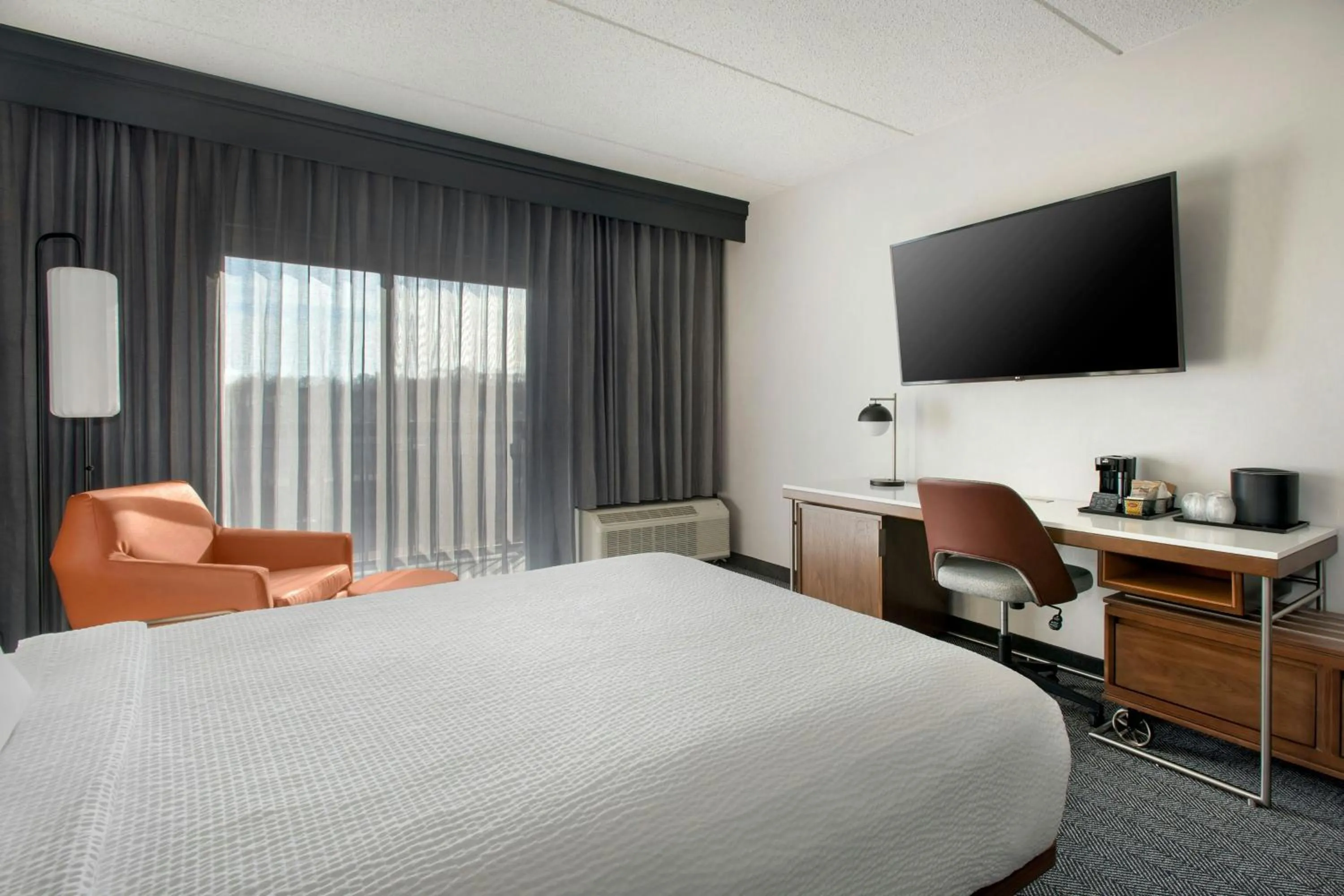 Photo of the whole room, Bed in Courtyard by Marriott Rye