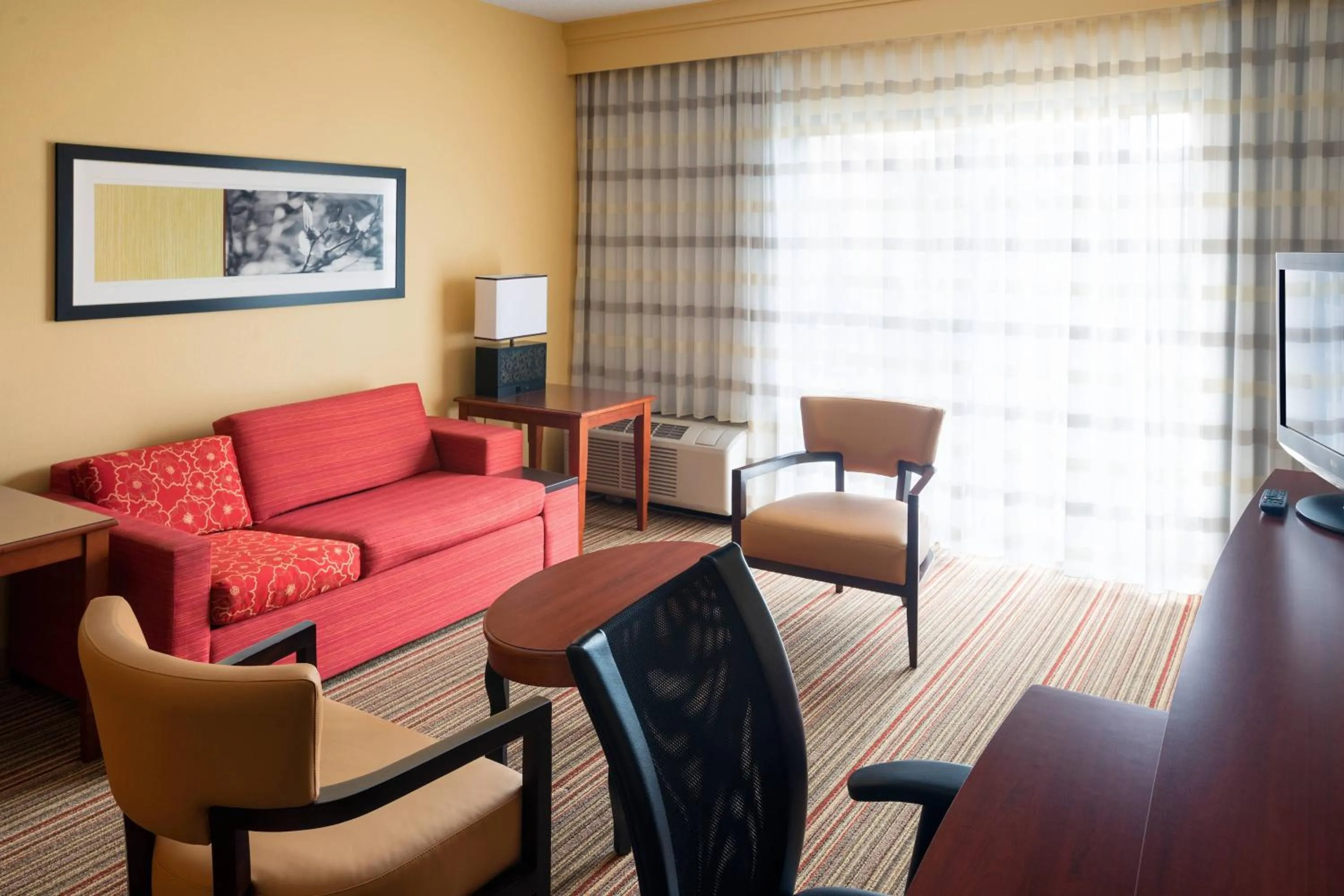 Living room in Courtyard by Marriott Indianapolis Airport