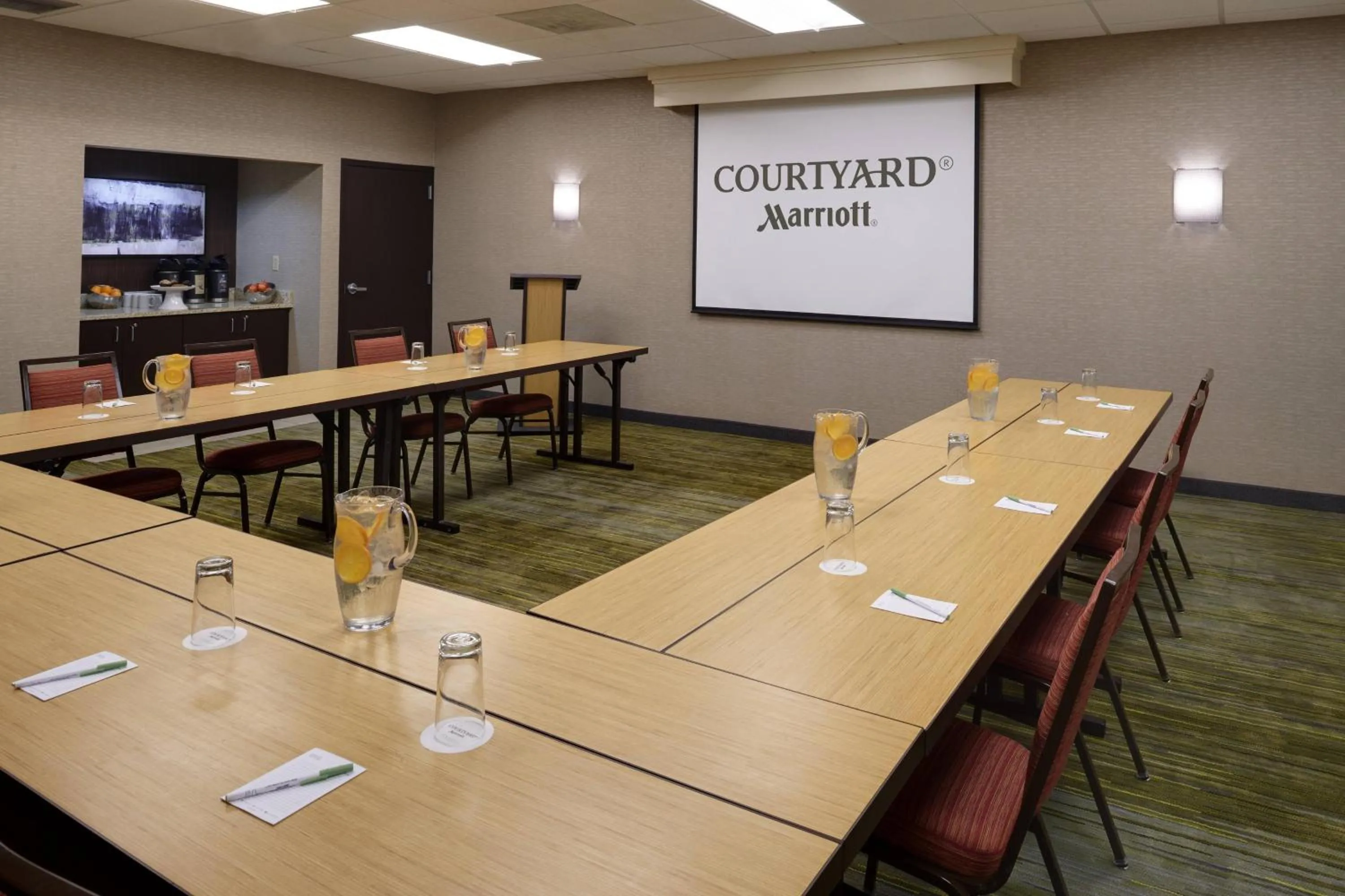 Meeting/conference room in Courtyard by Marriott Indianapolis Airport