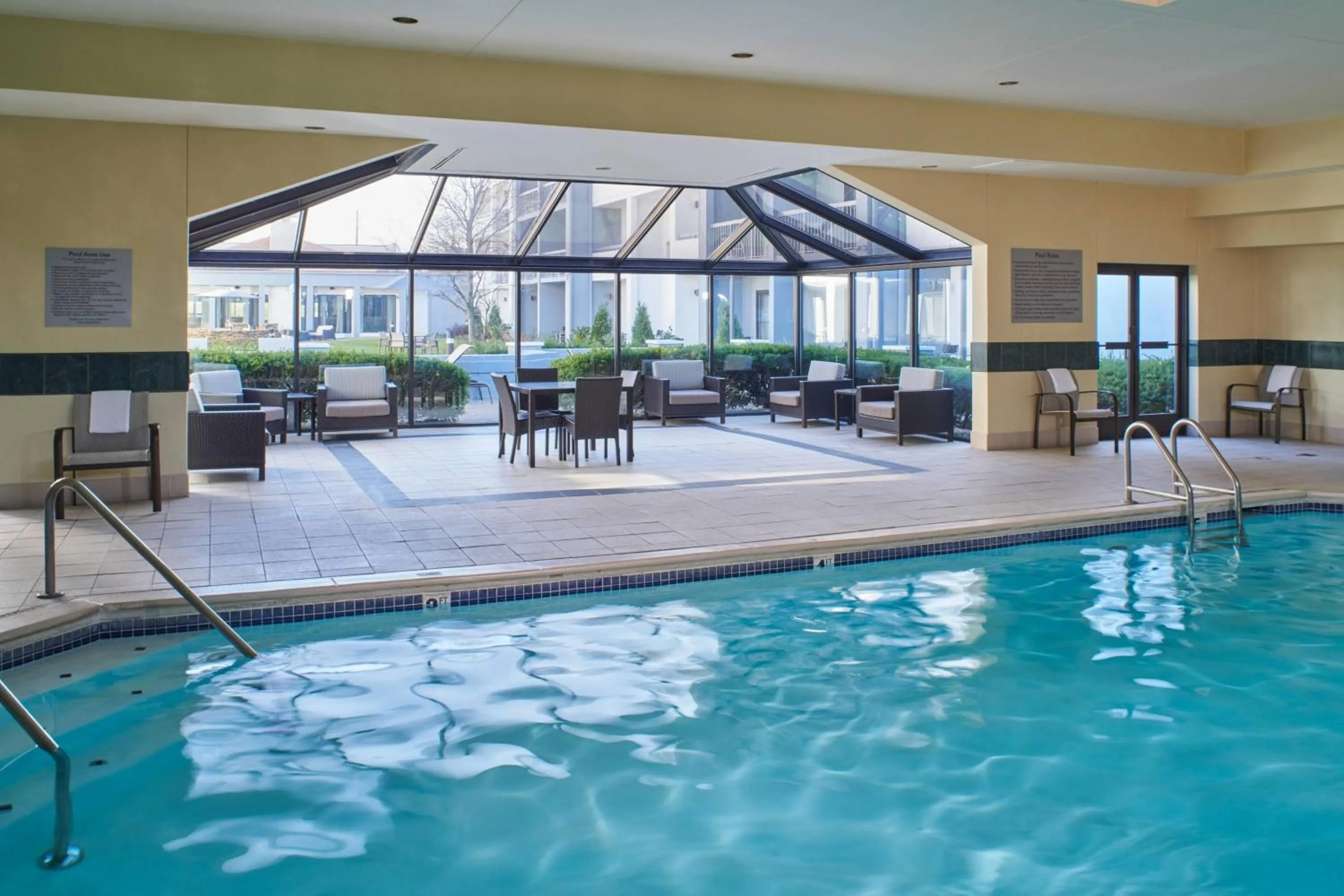 Swimming pool in Courtyard by Marriott Indianapolis Castleton