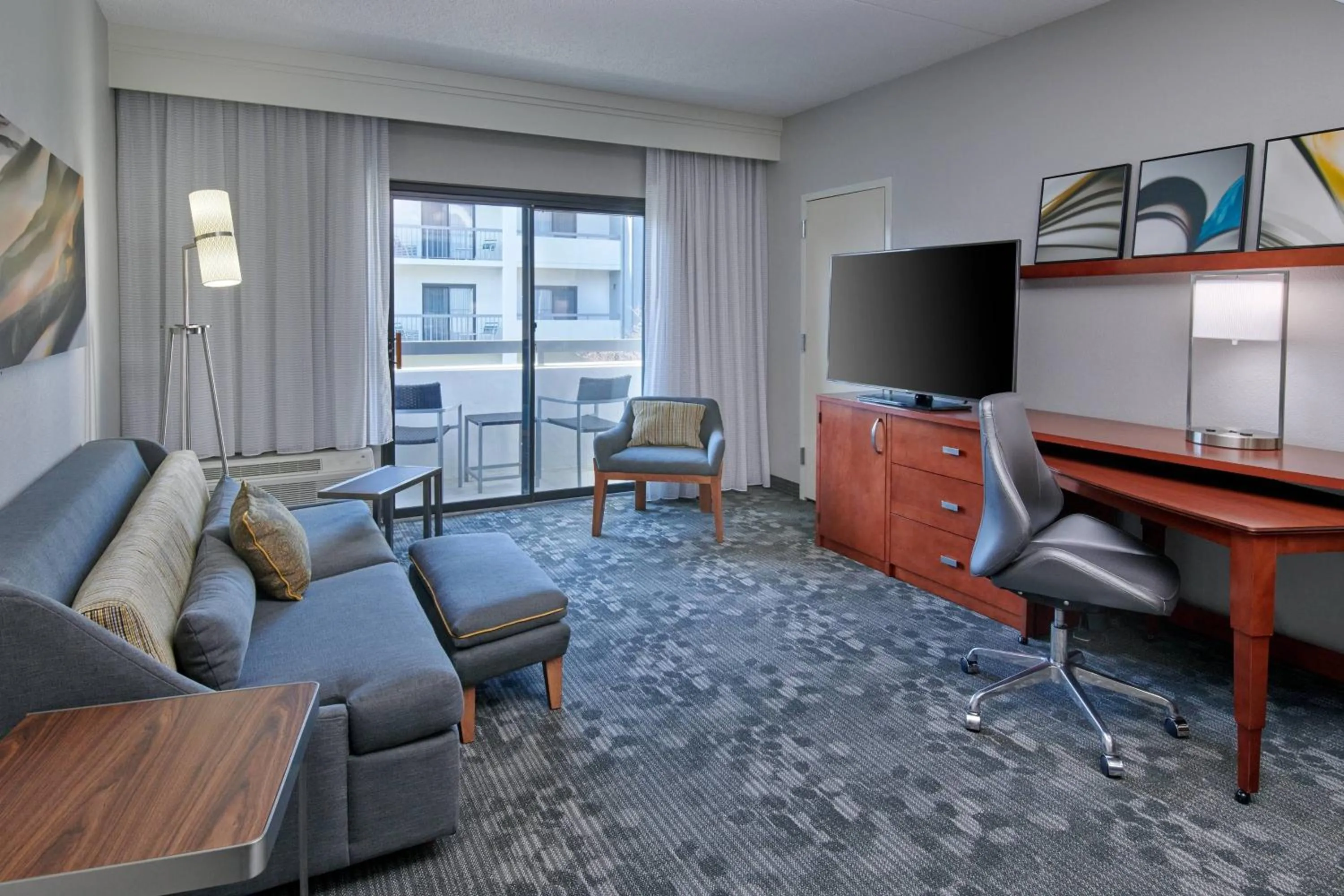 Living room in Courtyard by Marriott Indianapolis Castleton