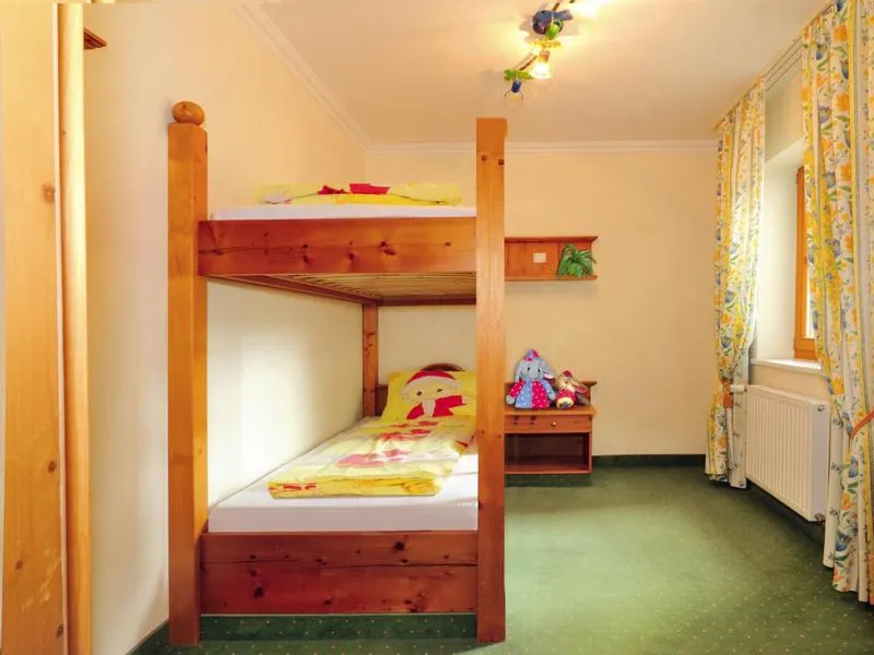 young children, Bed in Hotel Flötscherhof