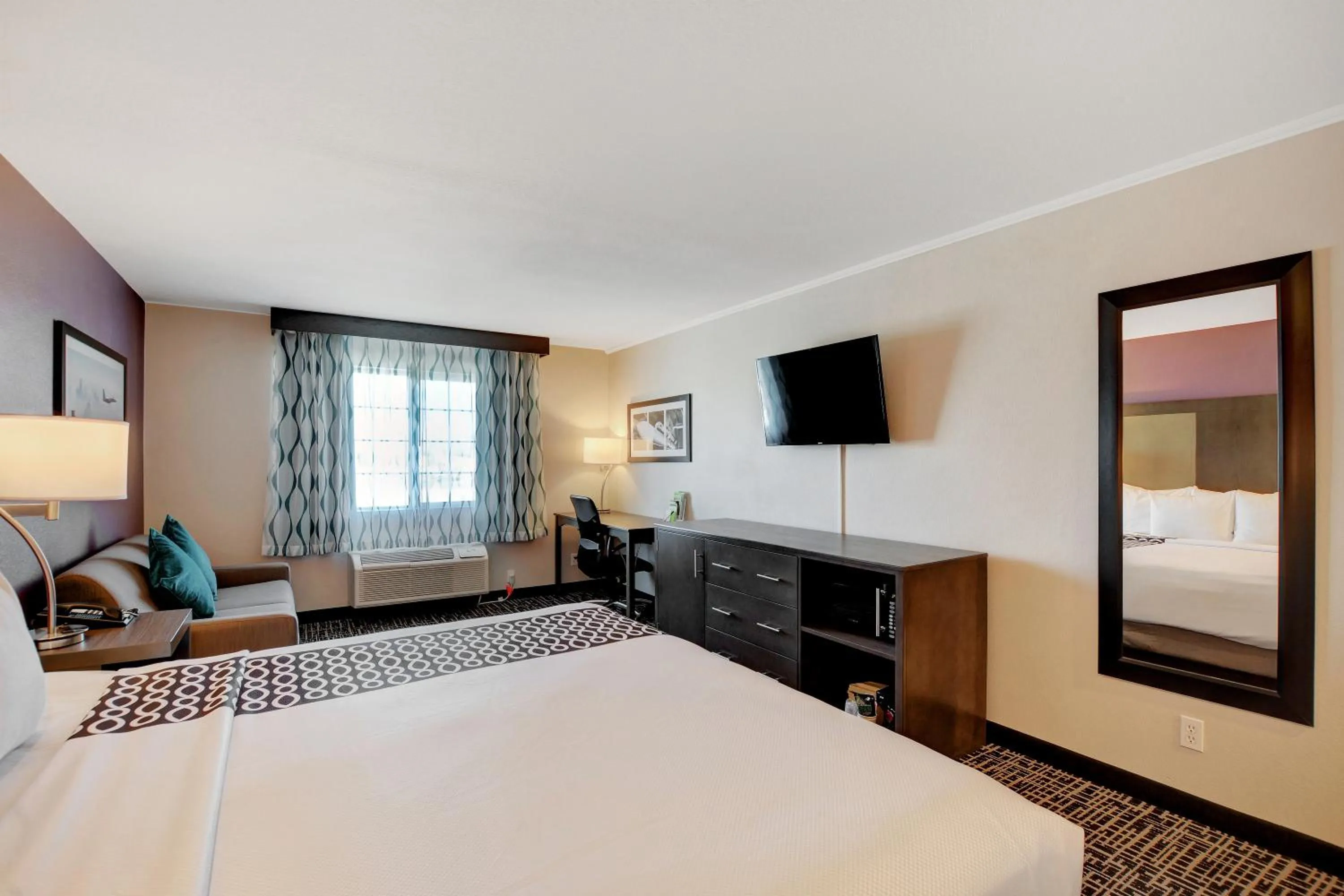 Photo of the whole room, Bed in La Quinta Inn & Suites by Wyndham Las Vegas Nellis