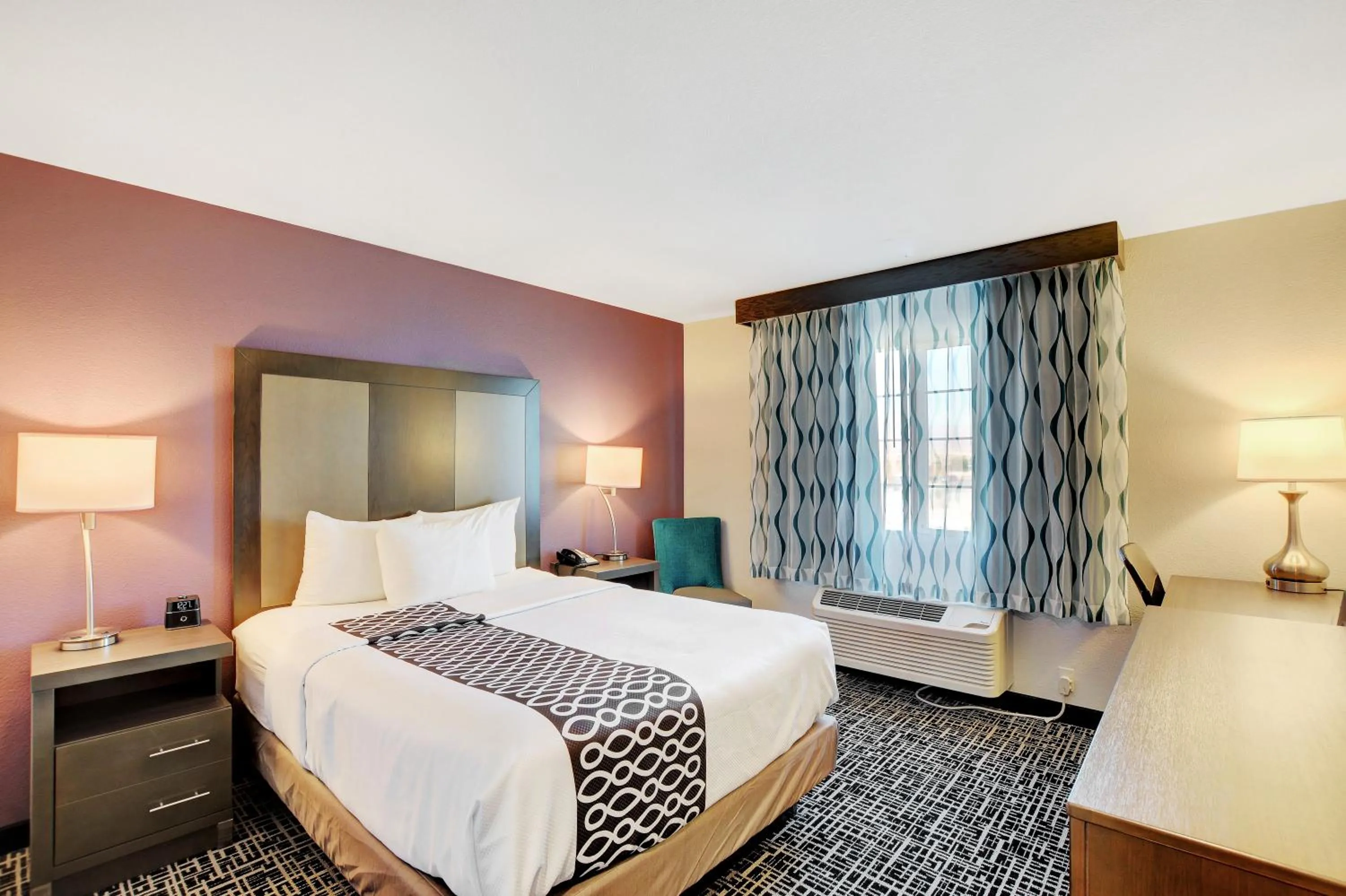 Photo of the whole room, Bed in La Quinta Inn & Suites by Wyndham Las Vegas Nellis