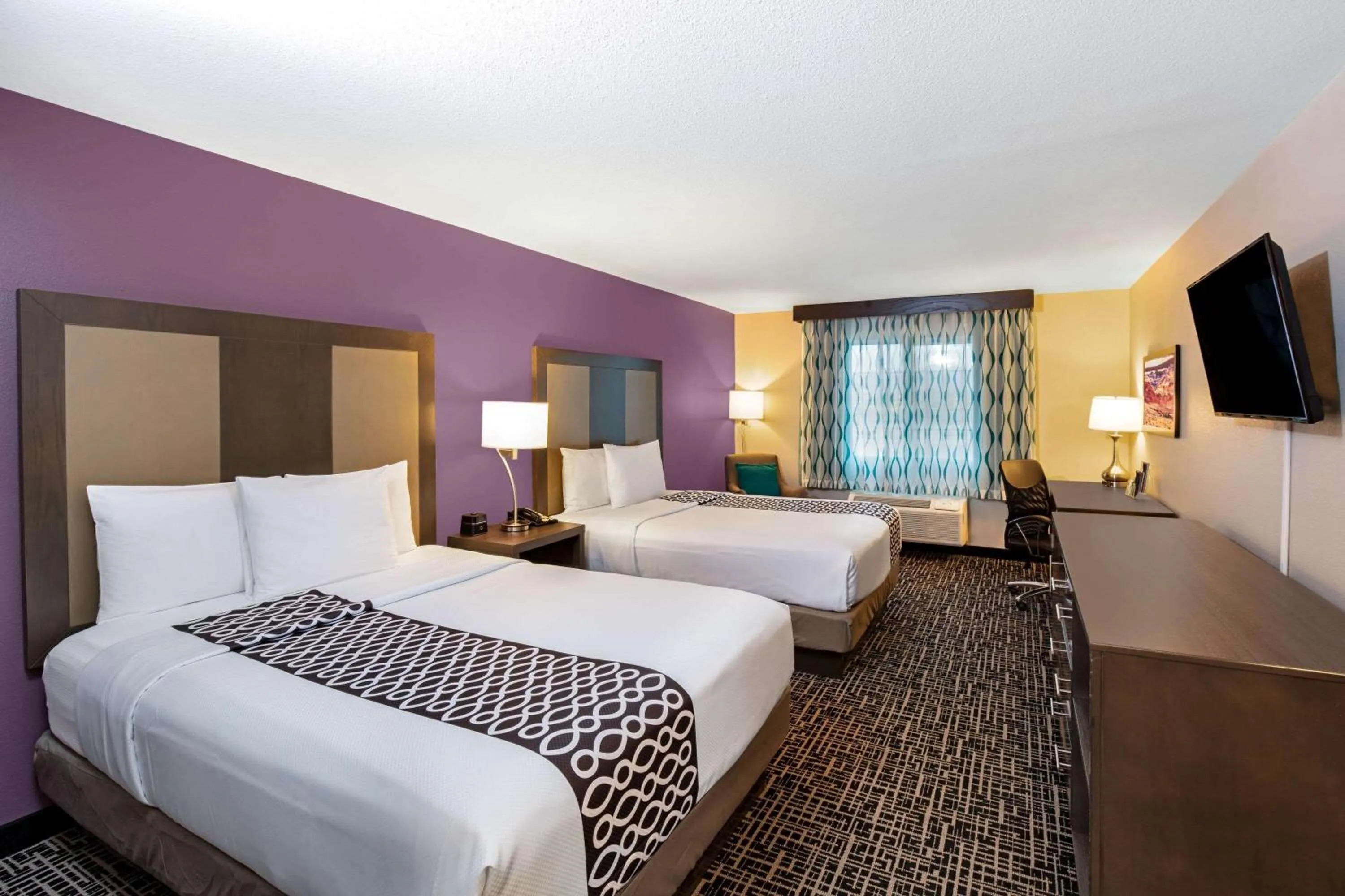 TV and multimedia, Bed in La Quinta Inn & Suites by Wyndham Las Vegas Nellis