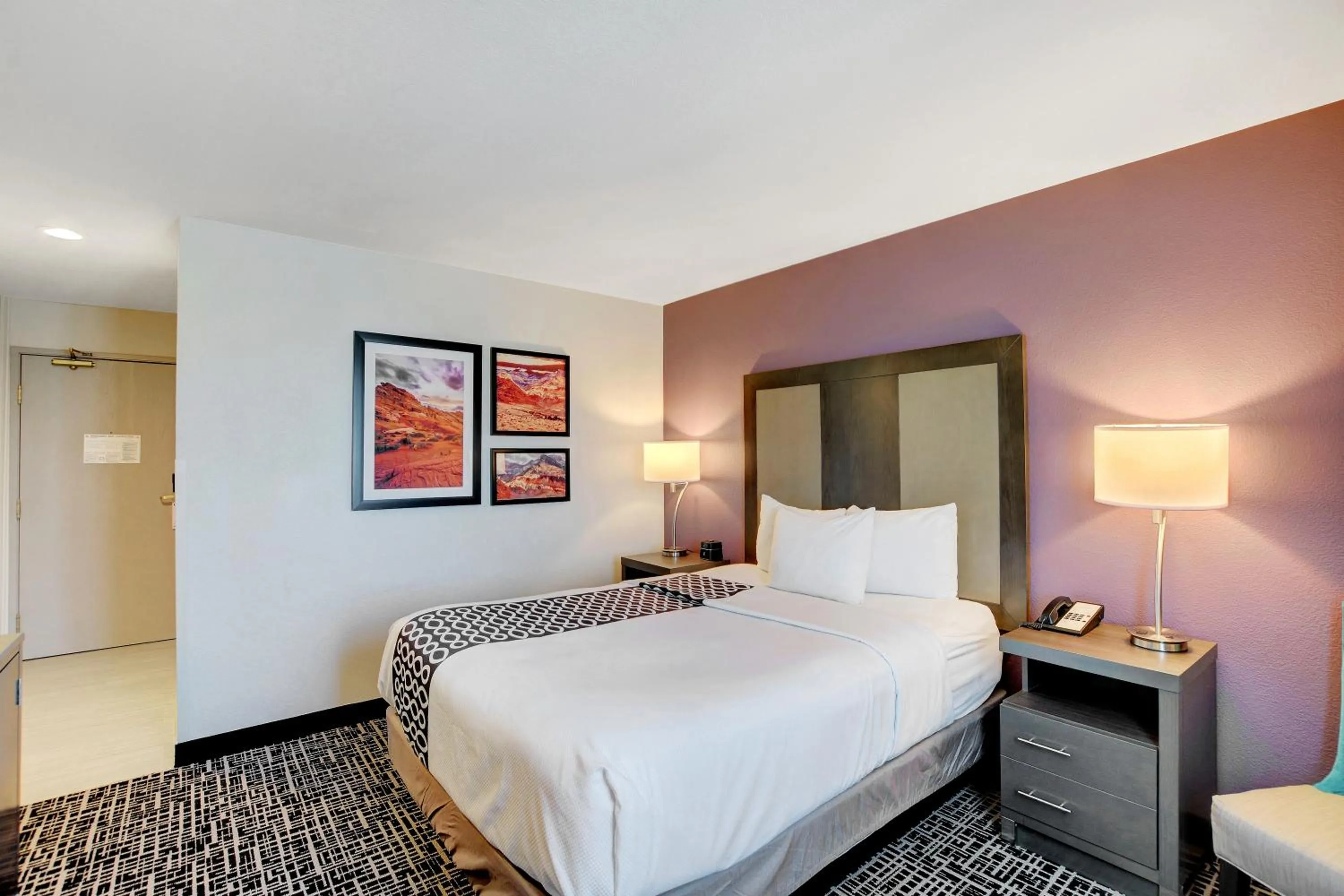 Photo of the whole room, Bed in La Quinta Inn & Suites by Wyndham Las Vegas Nellis