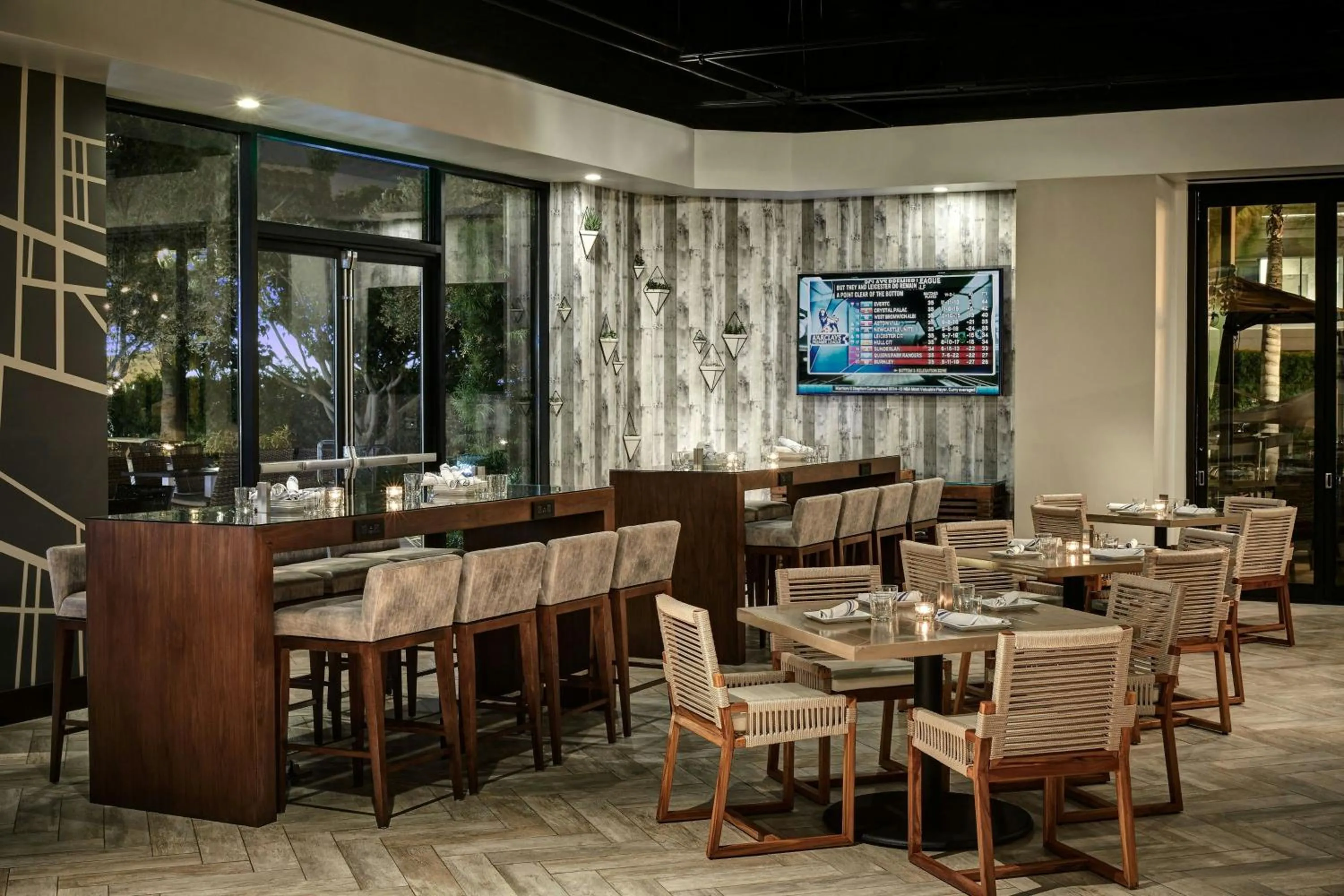 Lounge or bar in Torrance Marriott Redondo Beach