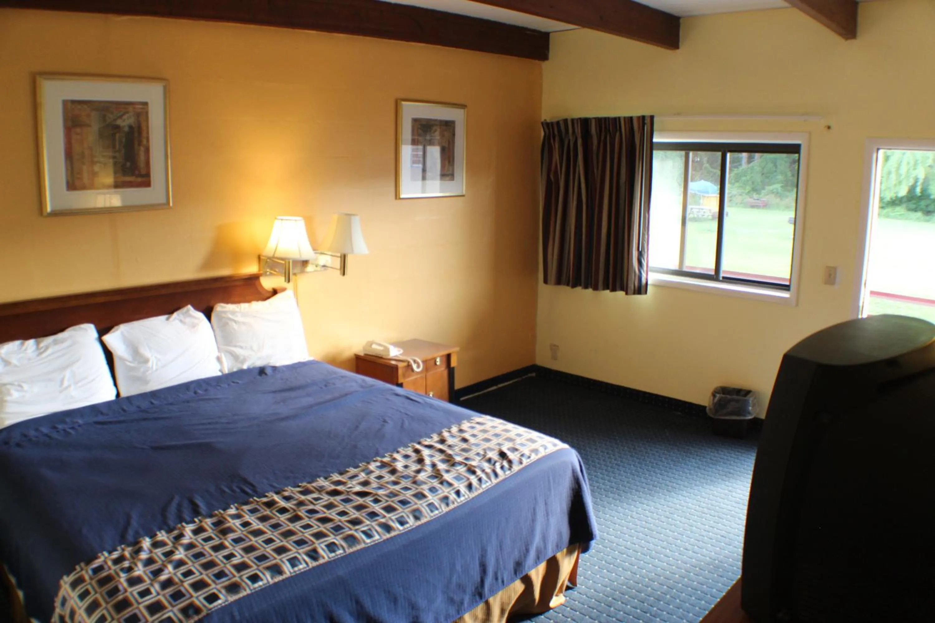 Bed in Americas Best Value Inn Geneva