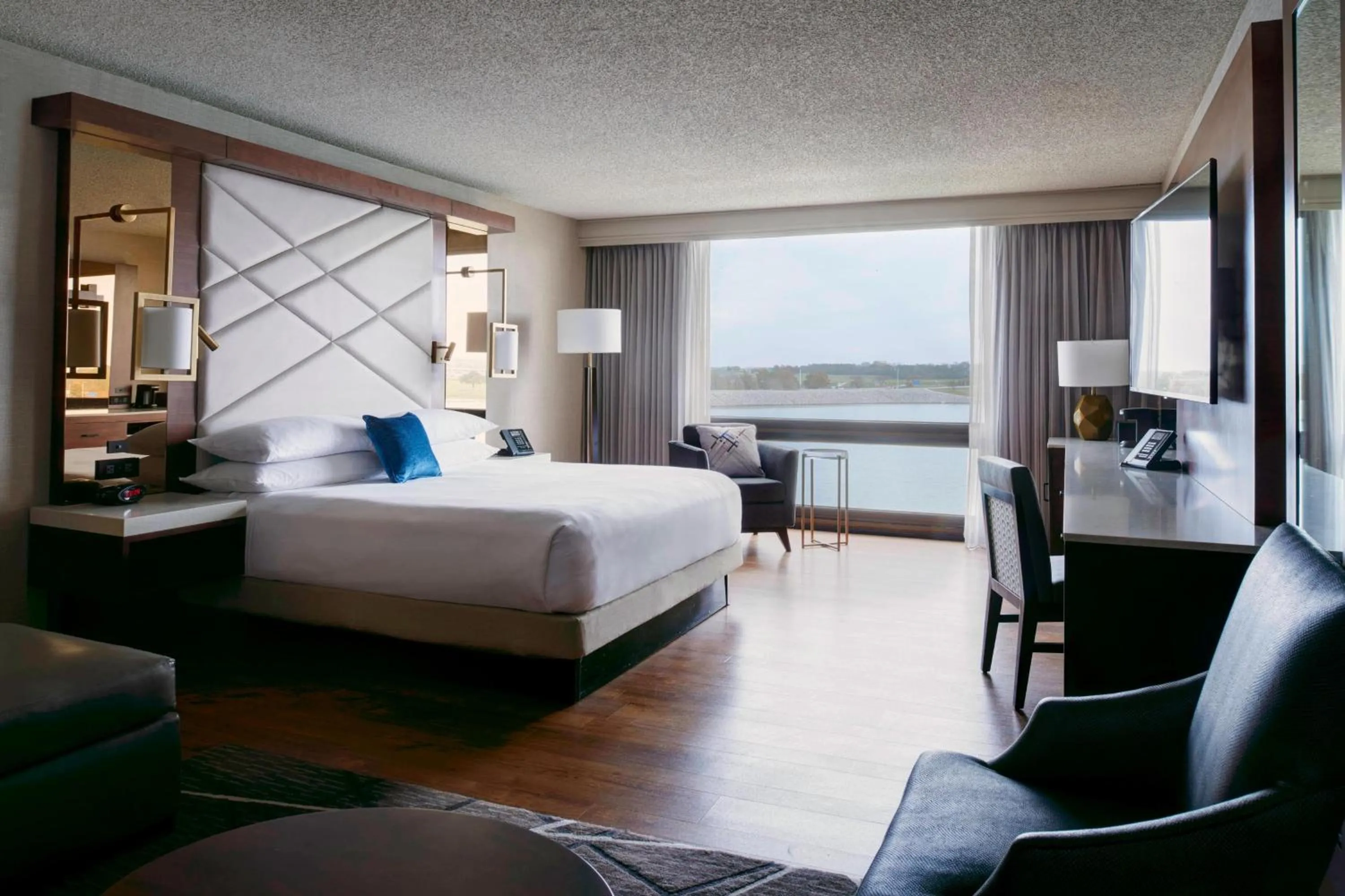 Photo of the whole room, Bed in Kansas City Airport Marriott