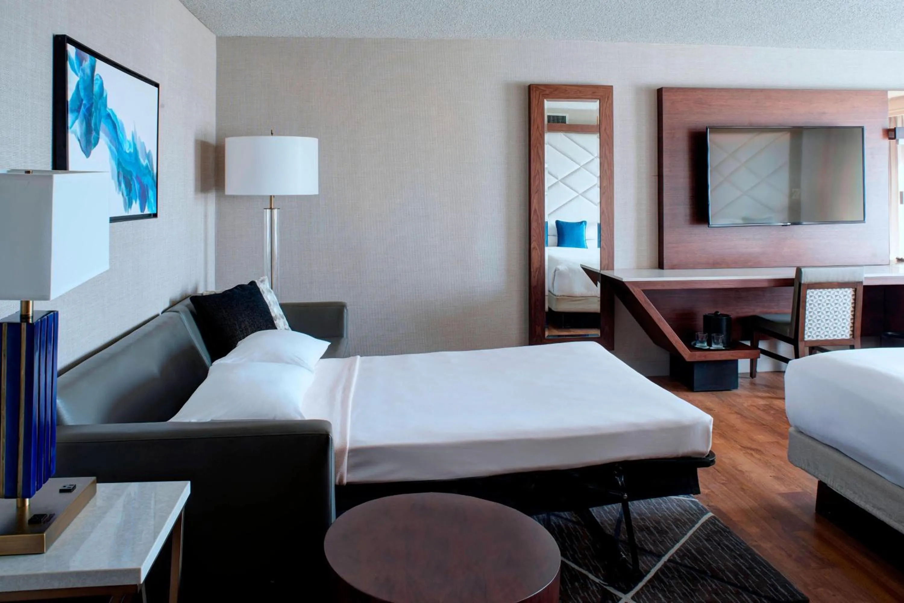 Photo of the whole room, Bed in Kansas City Airport Marriott