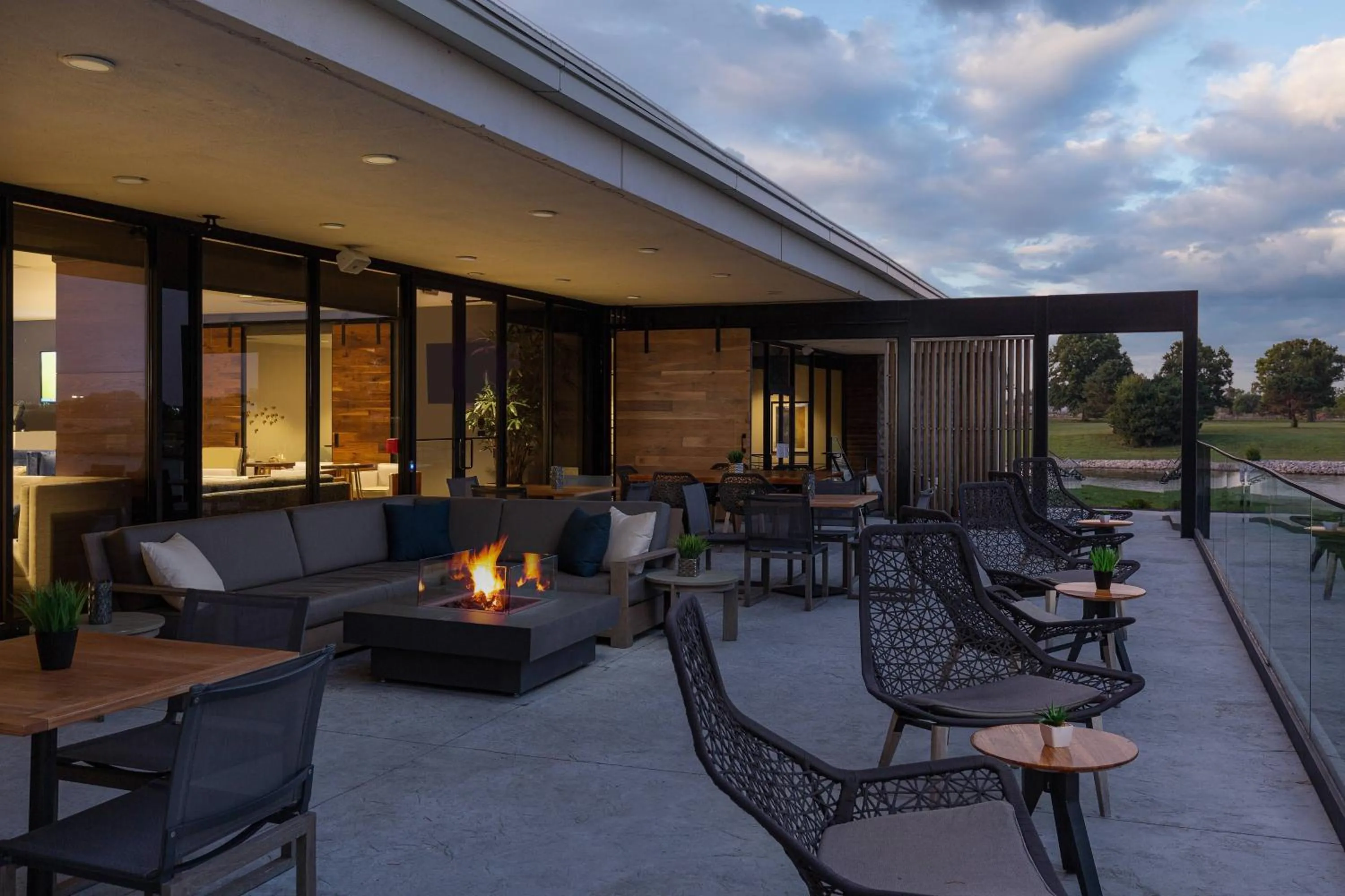 Restaurant/places to eat in Kansas City Airport Marriott