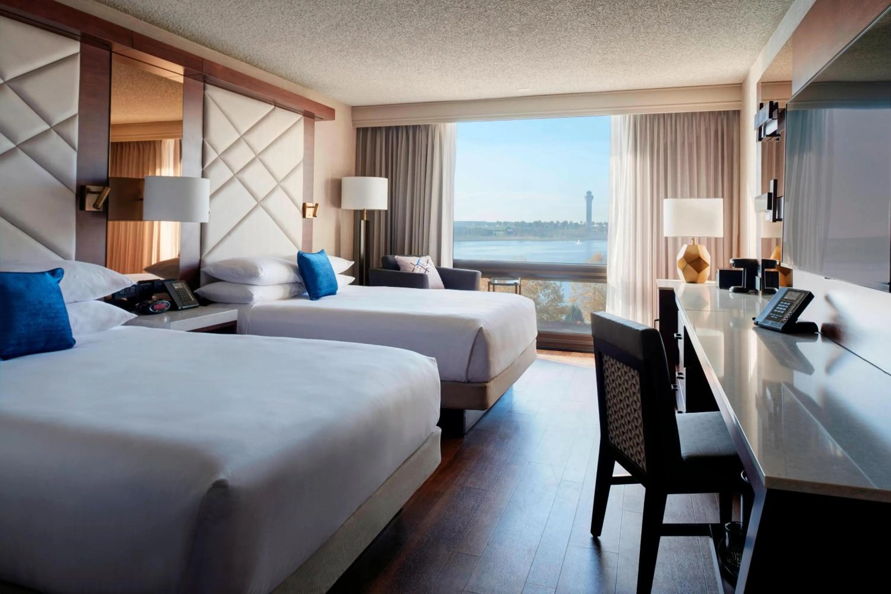 Photo of the whole room, Bed in Kansas City Airport Marriott