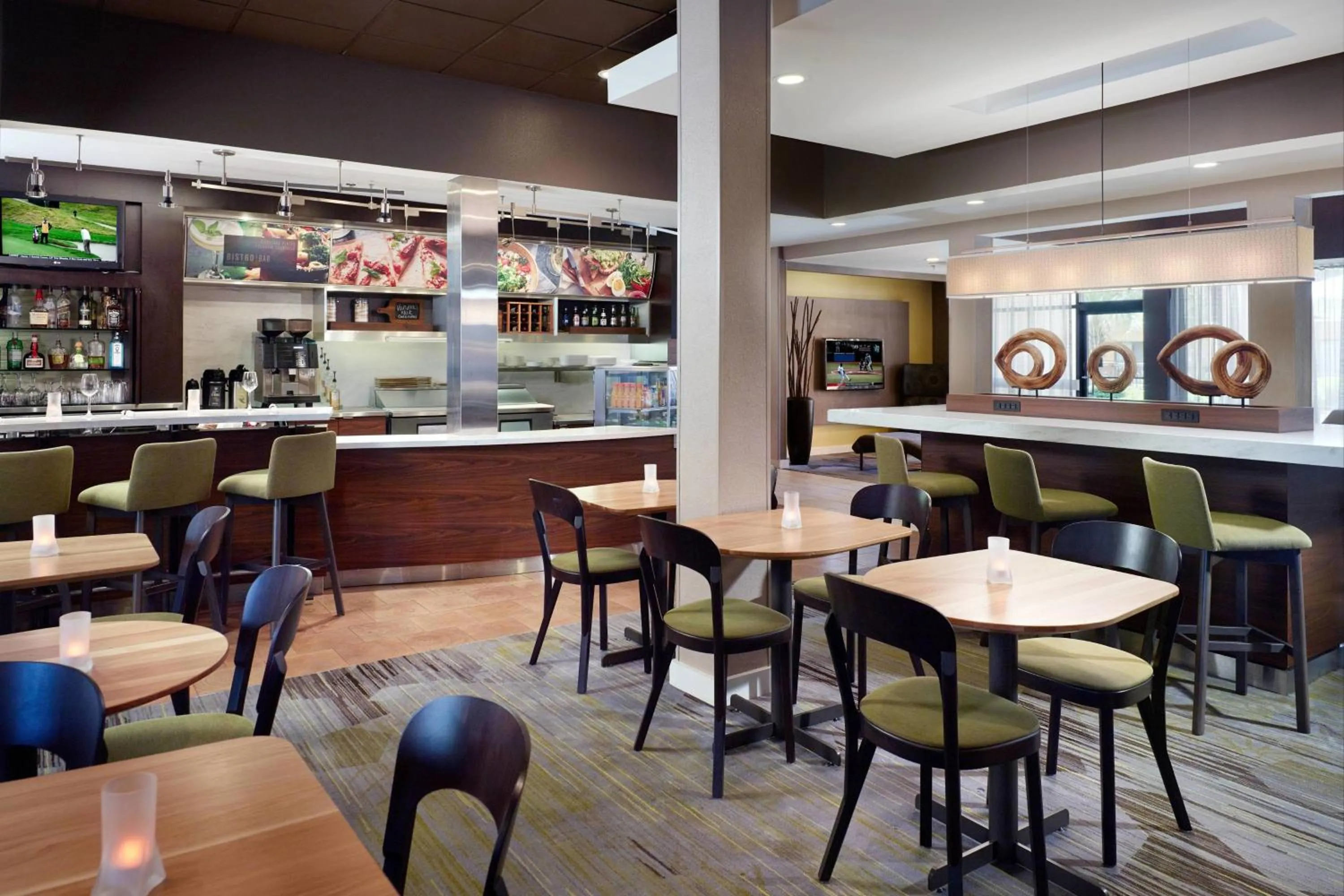 Restaurant/places to eat in Courtyard by Marriott Macon