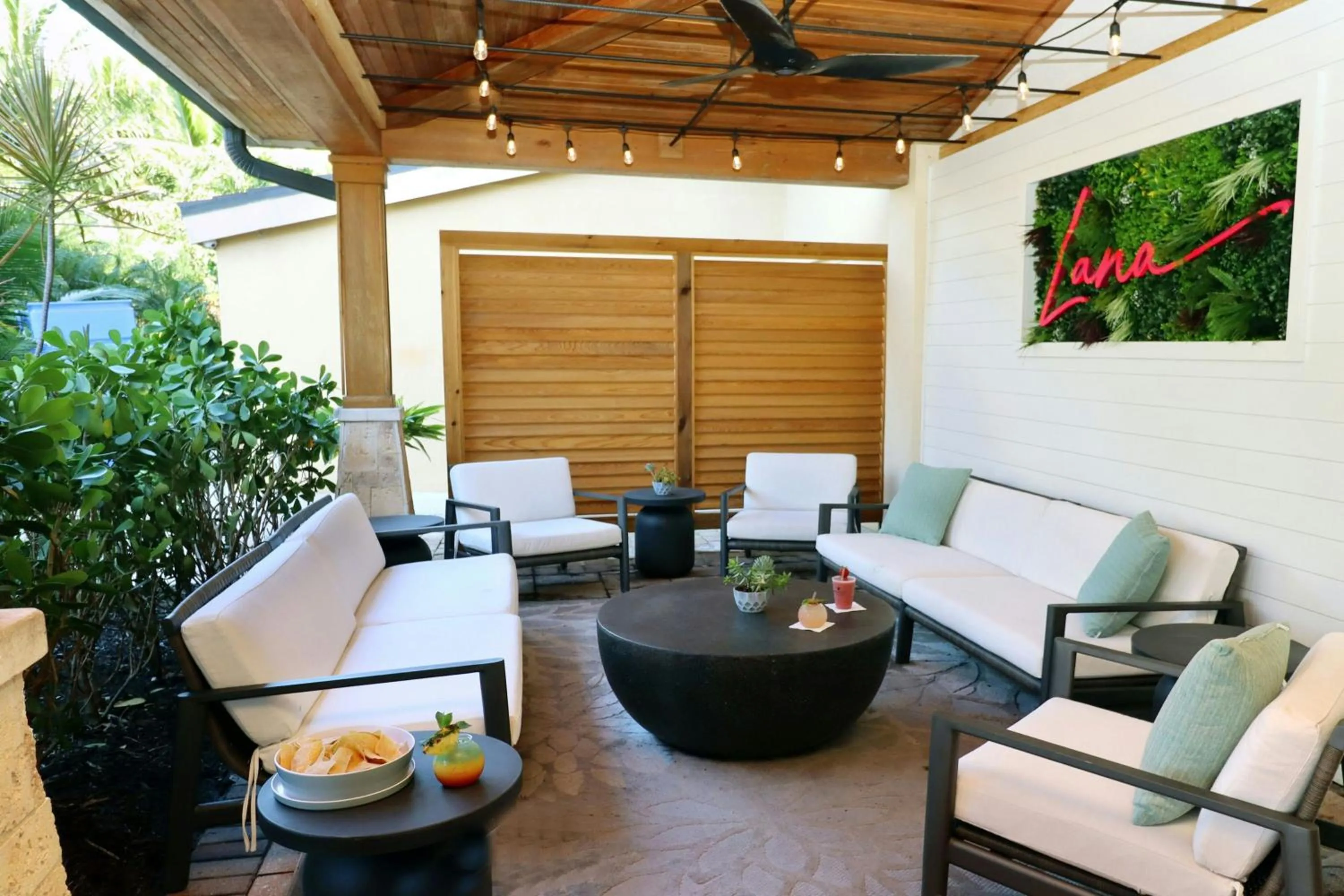 Lounge or bar in JW Marriott Marco Island Beach Resort