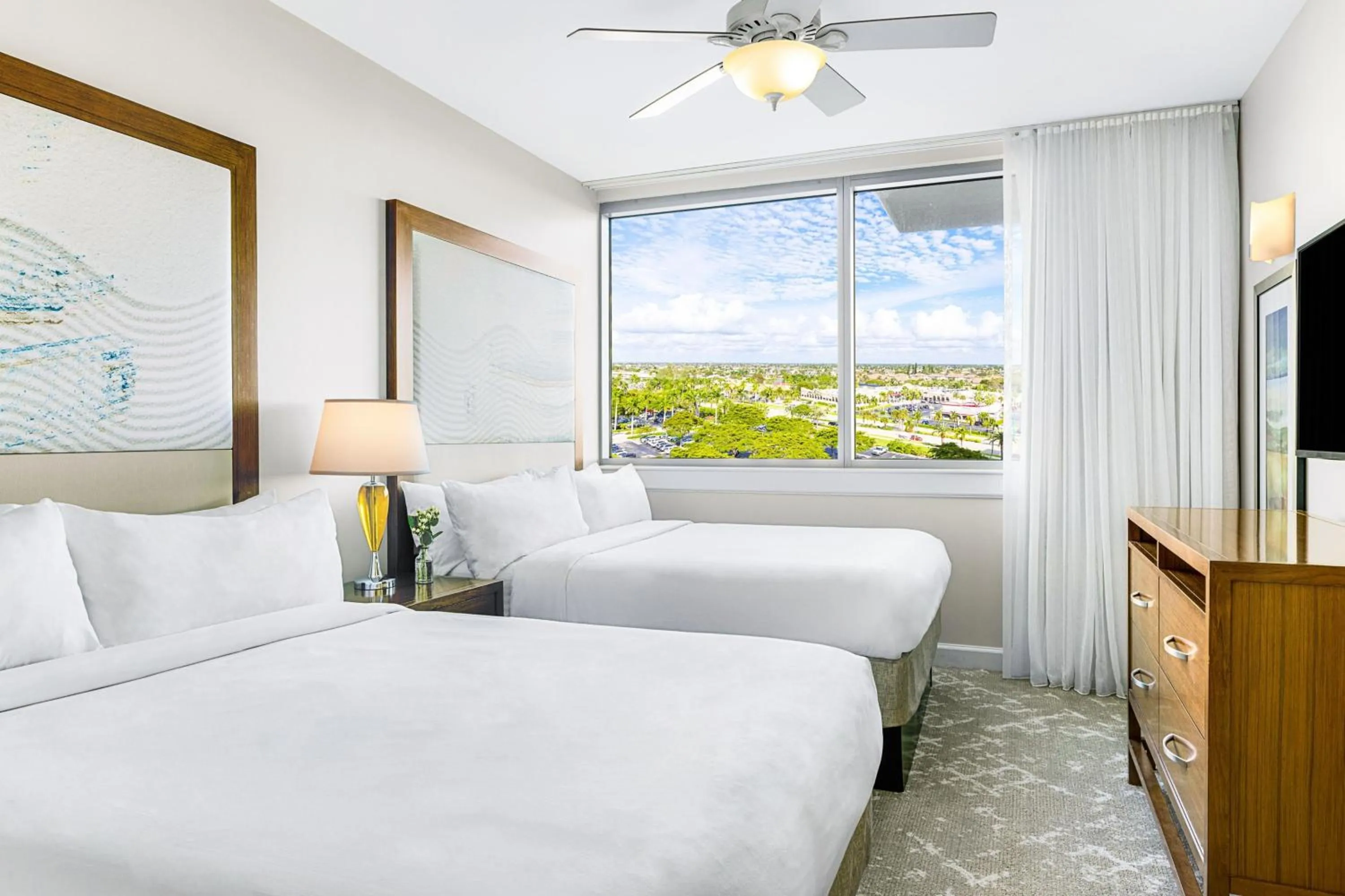 Bedroom, Bed in Marriott's Crystal Shores