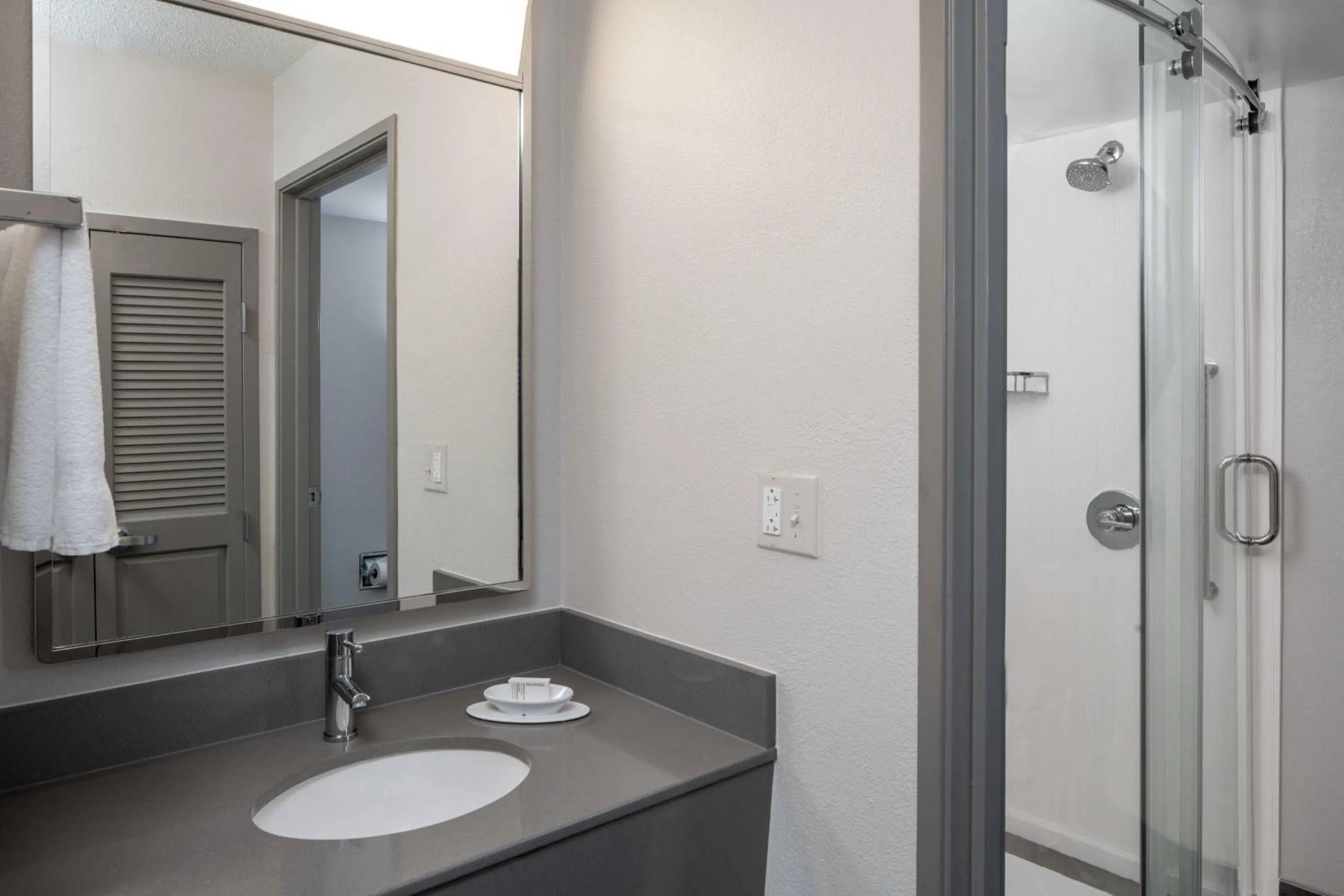 Bathroom in Courtyard by Marriott Covington / Mandeville