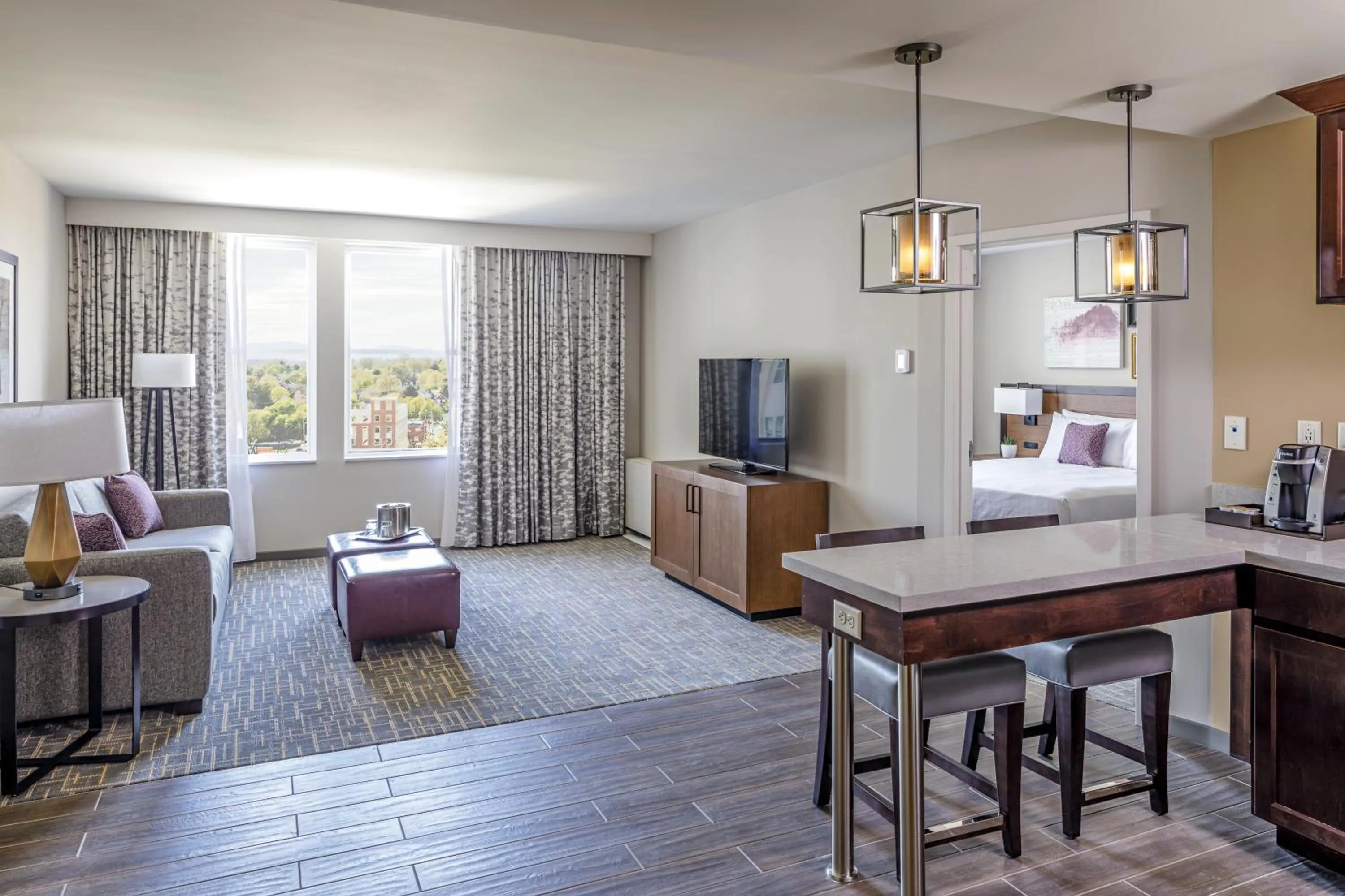 Kitchen or kitchenette, Bed in Hotel Madison & Shenandoah Conference Ctr.