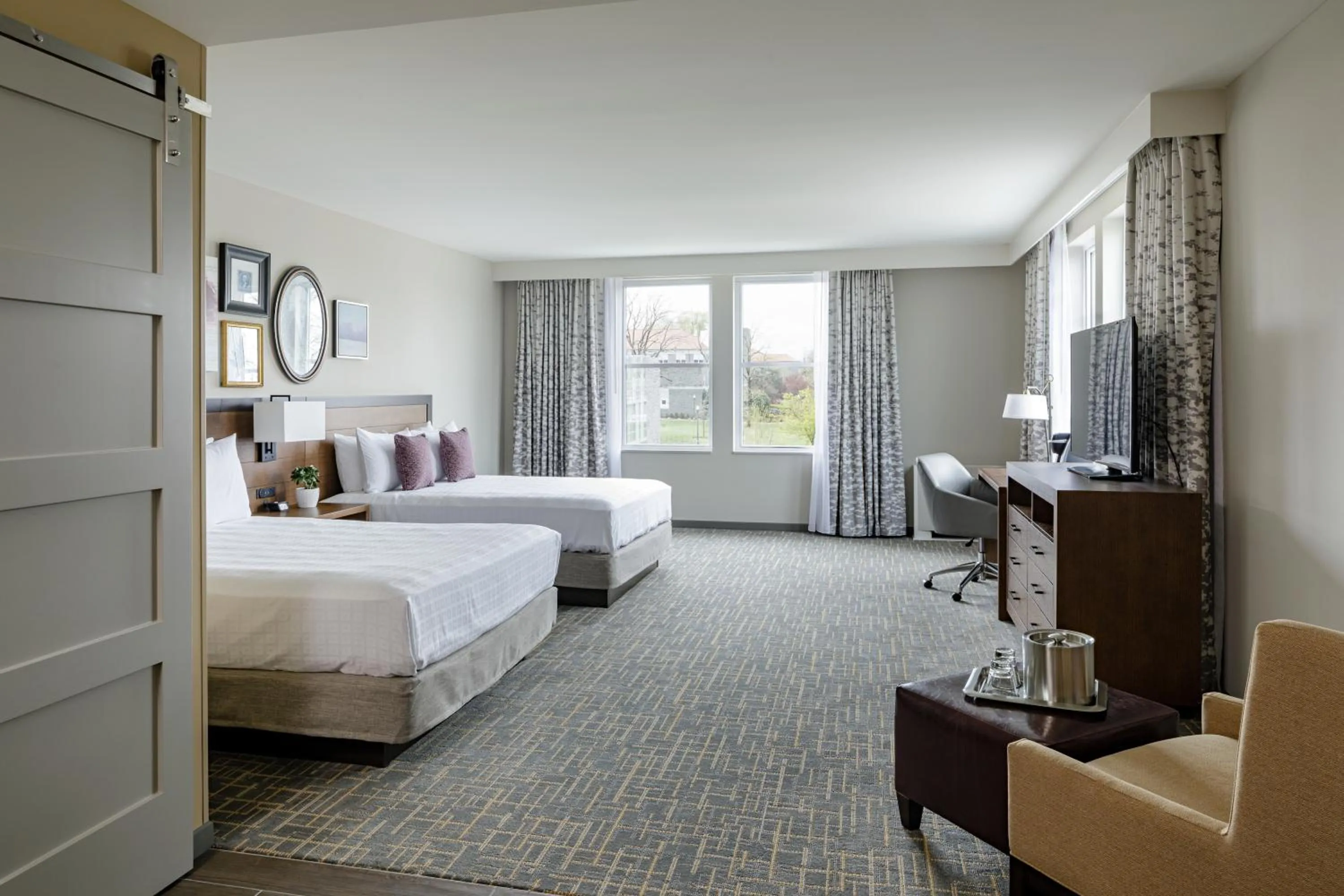 Seating area, Bed in Hotel Madison & Shenandoah Conference Ctr.