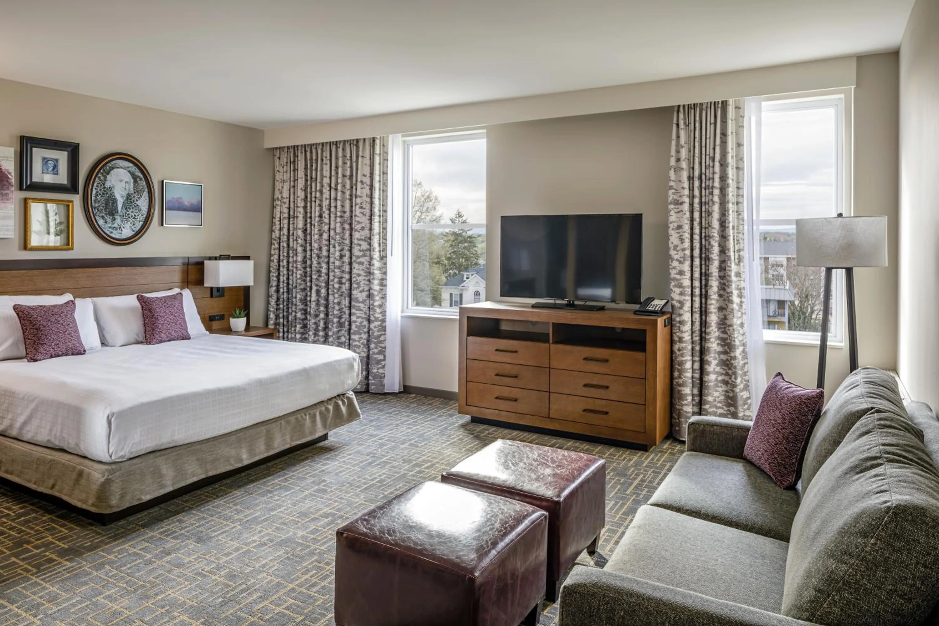 Seating area, Bed in Hotel Madison & Shenandoah Conference Ctr.