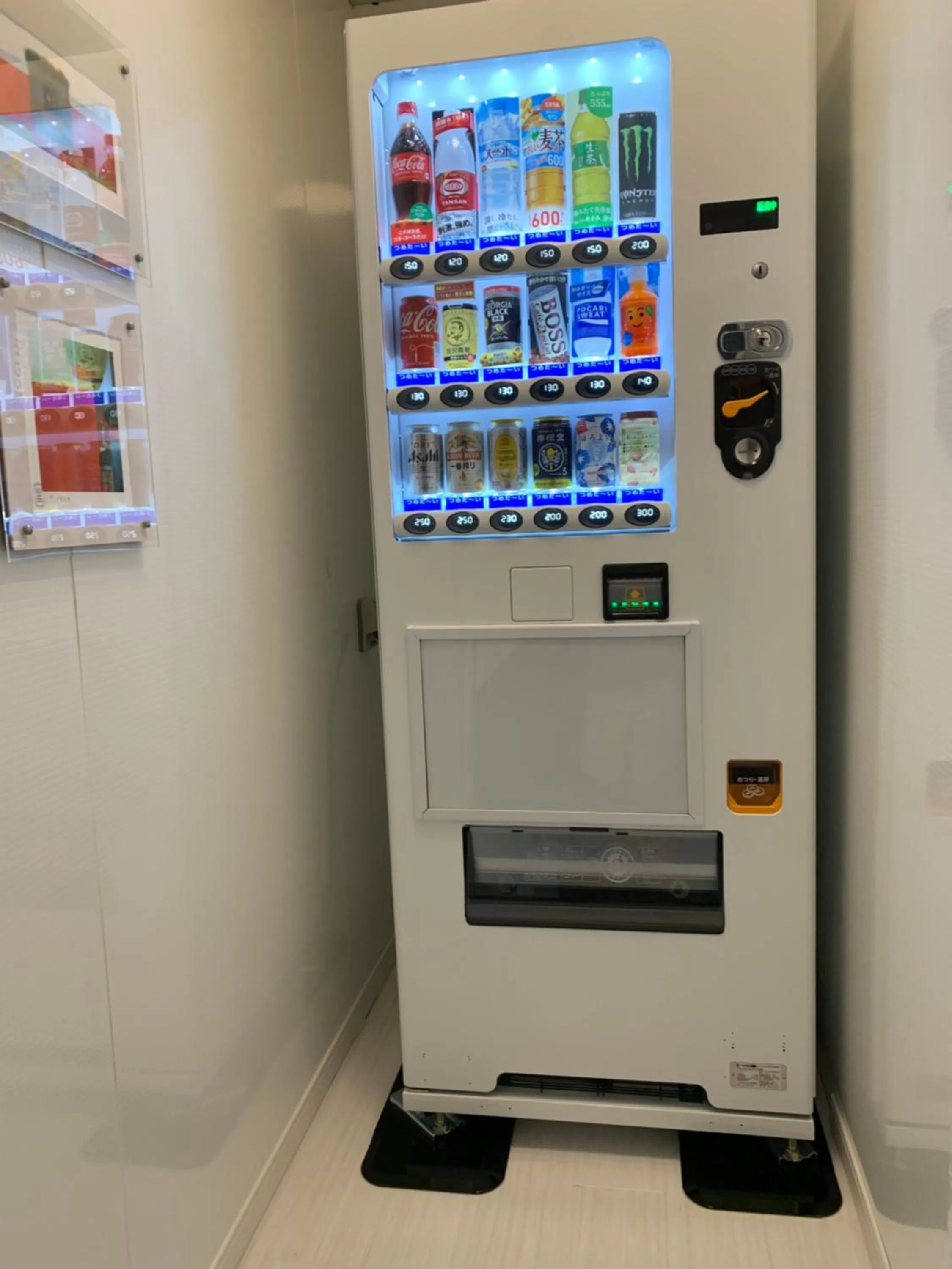 vending machine in Tokyo Ueno New Izu Hotel