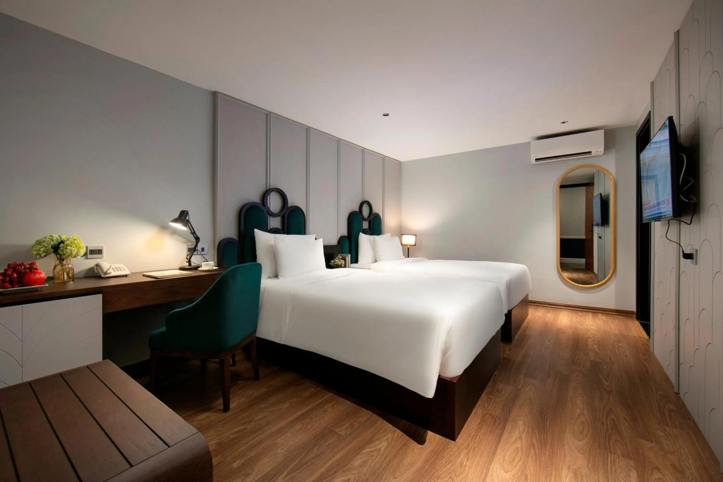 Bed in MAY DE VILLE Lakeside Hotel