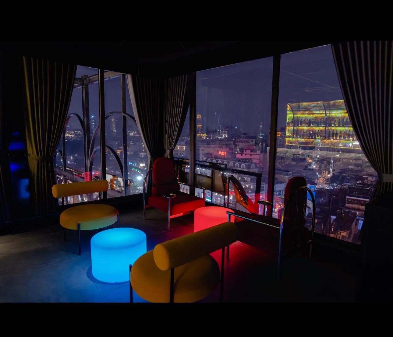 Lounge or bar in MAY DE VILLE Lakeside Hotel