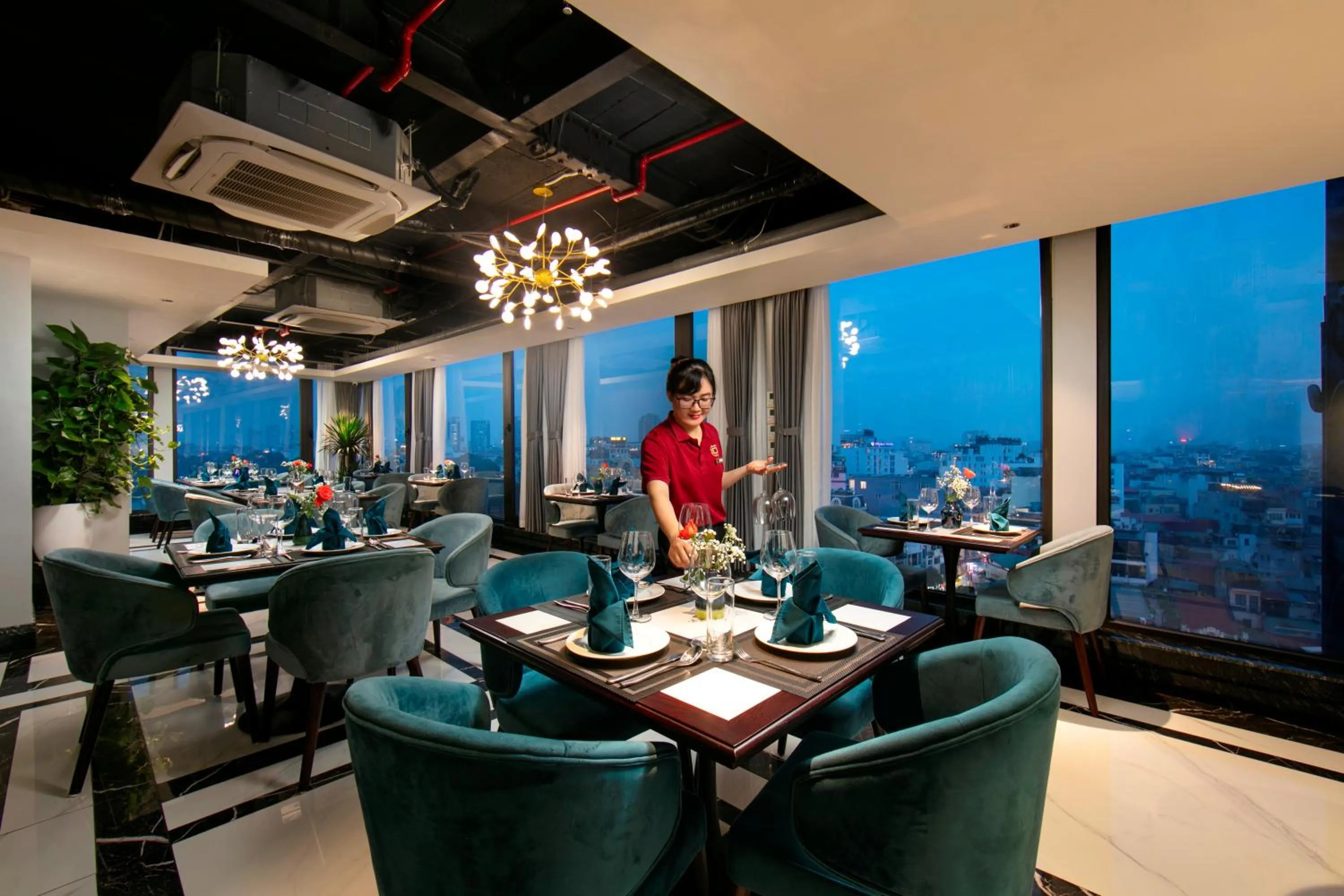 Restaurant/places to eat in MAY DE VILLE Lakeside Hotel