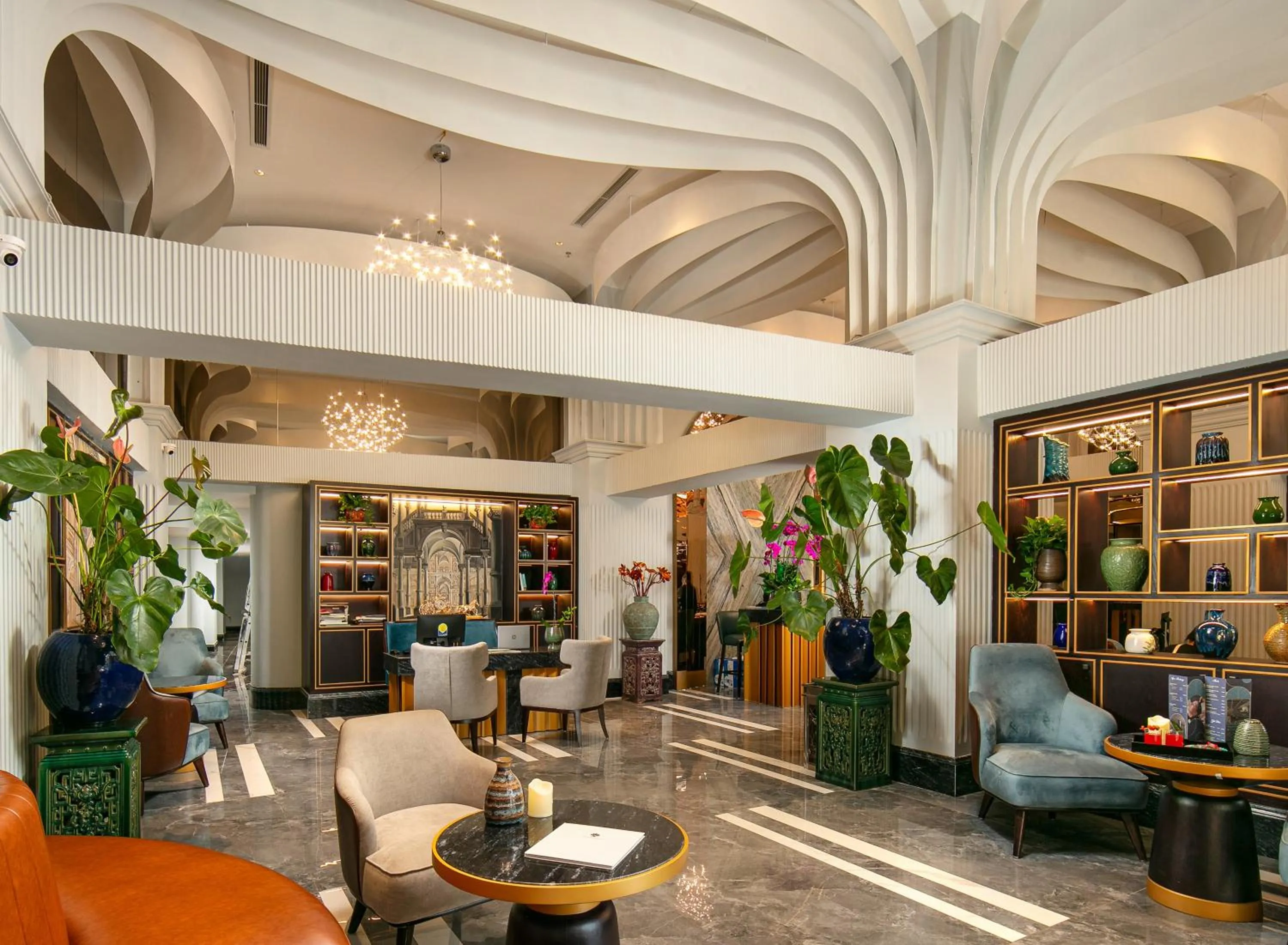 Lobby or reception in MAY DE VILLE Lakeside Hotel