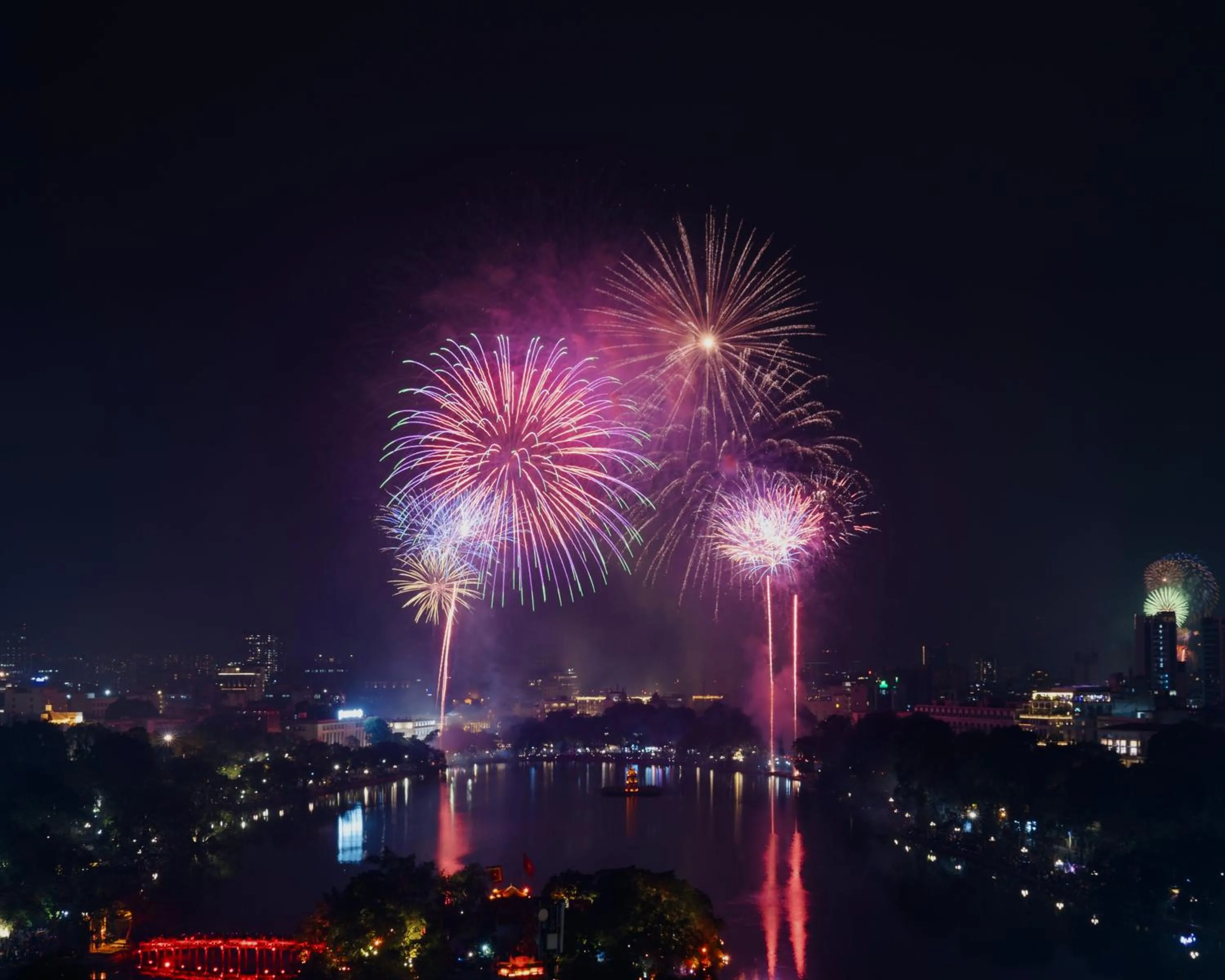 Lounge or bar in MAY DE VILLE Lakeside Hotel