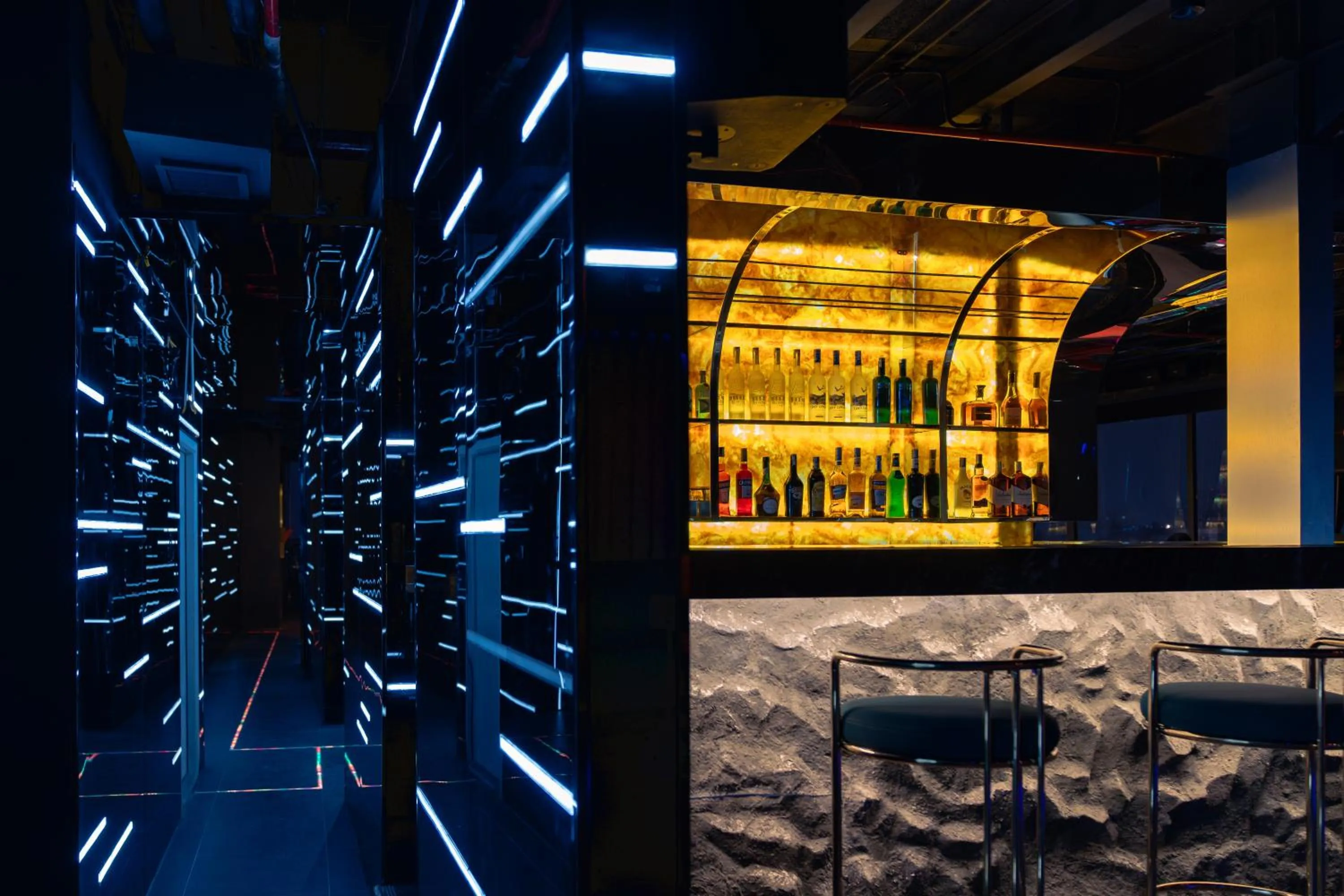 Lounge or bar in MAY DE VILLE Lakeside Hotel